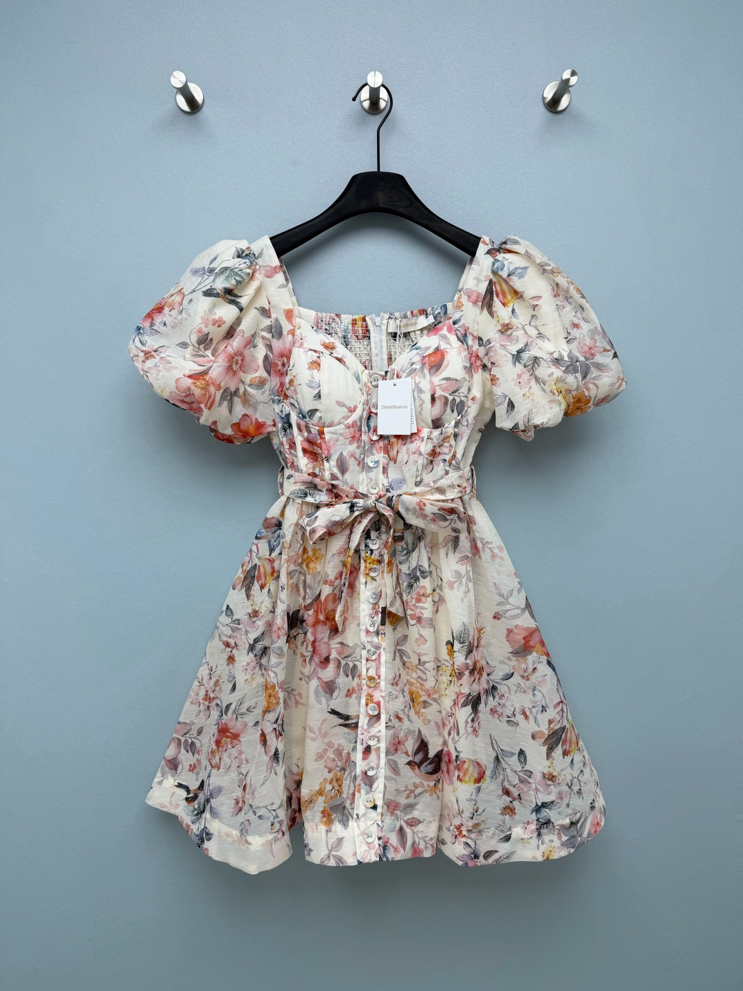NO:857407,Zimmermann 26 new flower and bird print waist dress  Square neck + puff sleeves, the large square neck design exposes the delicate collarbone, paired with short puff sleeves, it not only modifies the shoulder line, but also cleverly covers the flesh of the arms, giving it a sense of pure lust and retro. The waist is cut in the shape of a fishbone corset, and the three-dimensional dividing line on the chest creates a fishbone waist effect. It has a gathering effect and matches the matching waist.  The belt is tied into a bow, accurately cinches the waist, and instantly creates an hourglass figure. Milky white base + watercolor flower and bird print, the color is soft and layered, pink and orange flowers are paired with smart birds, gentle and healing, with a spring atmosphere~Single color size 4 SMLXLB, Zimmerman-clothing, skirts,19860909Zimmermann 26新款花鸟印花束腰连衣裙 方领+泡泡袖,大方领设计露出精致锁骨,搭配短款泡泡袖,既修饰肩线,又能巧妙遮住手臂拜拜肉,兼具纯欲感与复古感.束腰鱼骨胸衣式剪裁,胸前立体分割线打造鱼骨束腰效果,自带聚拢效果,配合配套腰带系成蝴蝶结,精准收腰,瞬间打造沙漏身材.奶白底+水彩感花鸟印花,色彩柔和又富有层次,粉橘色花朵搭配灵动小鸟,温柔又治愈,自带春日氛围~单色4码SMLXLB,兹默曼-服装,skirts,,Women's clothing