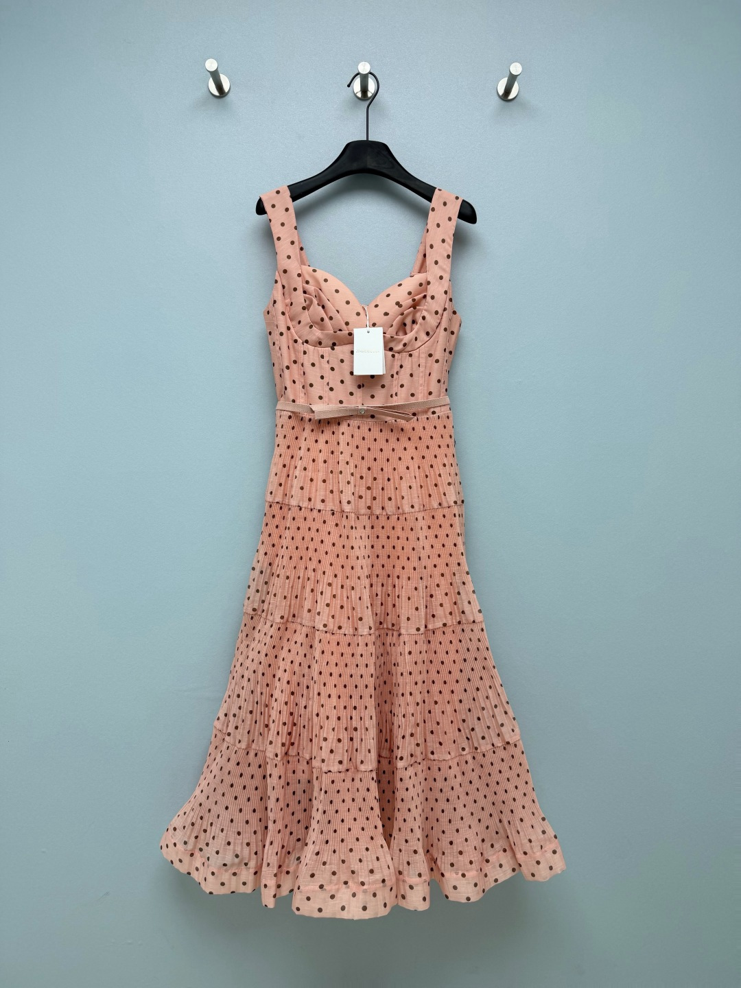 NO:857417,ZIMMERMA*26 new wide shoulder strap cake suspender dress  This is a dress that combines French retro and palace elegance. It comes in four colors: pink polka dots, white, olive green, and classic black. It is a versatile item that takes into account both daily life and ritual. The wide shoulder straps + deep V heart-shaped collar design can not only modify the shoulder and neck lines, but also highlight the collarbone and chest shape, making it visually slimmer and taller; the upper body waist + multi-layered cake skirt create a retro hourglass figure, and the high waist design is elongated.  Leg proportions. Three-dimensional cup shape on the chest + fishbone pleating, which fits the body shape and makes it more three-dimensional; the waist is equipped with a thin belt of the same color, which can be adjusted freely to strengthen the waistline; the skirt is made of multi-layer pleated texture fabric, with rich layers and strong drape, which makes it flexible and elegant when walking. It has a stiff and supportive version, and a complete set of gentle atmosphere to fill 4 colors and 4 sizes SMLXLB, Zimmerman-clothing, skirts,19860909ZIMMERMA*26新款宽肩带蛋糕吊带长裙 这是一款融合了法式复古与宫廷优雅的连衣裙,有粉色波点、白、橄榄绿、经典黑四个配色,是兼顾日常与仪式感的百搭单品.宽肩带+深V心形领设计,既能修饰肩颈线条,又能突出锁骨与胸型,视觉上显瘦显挺拔；上半身收腰+多层蛋糕裙摆,打造出复古沙漏型身材,高腰设计拉长腿部比例.胸前立体杯型+鱼骨收褶,贴合身形且更具立体感；腰部配同色系细腰带,可自由调节松紧,强化腰线；裙摆采用多层压褶肌理面料,层次丰富且垂坠感强,行走间灵动飘逸.有挺括感支撑版型,一整套温柔氛围感拉满4色4码SMLXLB,兹默曼-服装,skirts,,Women's clothing