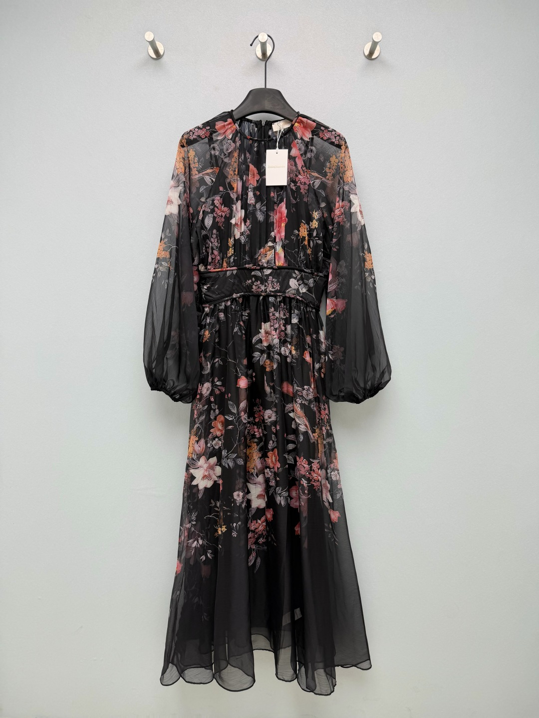 NO:857426,ZIMMERMA*26 new black bottom flower and bird print chiffon dress. The black bottom is paired with watercolor flower and bird print. The tone is gentle and rich, as if you are wearing a spring garden on your body. It comes with a soft focus filter, which directly enhances your temperament. The translucent lantern sleeve design can not only cover the flesh of the arms, but also has its own fairy spirit, and can also protect from the sun.  The high-waist gathers + elastic wraps around the waist, accurately raising the waistline, making the waist and abdomen flesh invisible with one click, and can be easily controlled by a pear-shaped figure. The oversized skirt has an excellent drape, and has an elegant feeling when walking. It has the right balance of romance, fairy spirit and slimming, and can be easily controlled by yellow-skinned sisters!  Solid color size 4 SMLXLB, Zimmerman-clothing, skirts,19860909ZIMMERMA*26新款黑底花鸟印花雪纺连衣裙 黑底搭配水彩风花鸟印花,色调温柔又浓郁,仿佛把春日花园穿在身上,自带柔焦滤镜,气质直接拉满.半透明灯笼袖设计,既能遮住手臂拜拜肉,又自带仙气,还能防晒. 高腰收褶+弹力打揽腰头,精准拉高腰线,腰腹肉肉一键隐形,梨形身材也能轻松驾驭.超大裙摆,垂坠感绝佳,走路自带飘逸感,把浪漫、仙气和显瘦平衡得刚刚好,黄皮姐妹也能轻松驾驭！单色4码SMLXLB,兹默曼-服装,skirts,,Women's clothing
