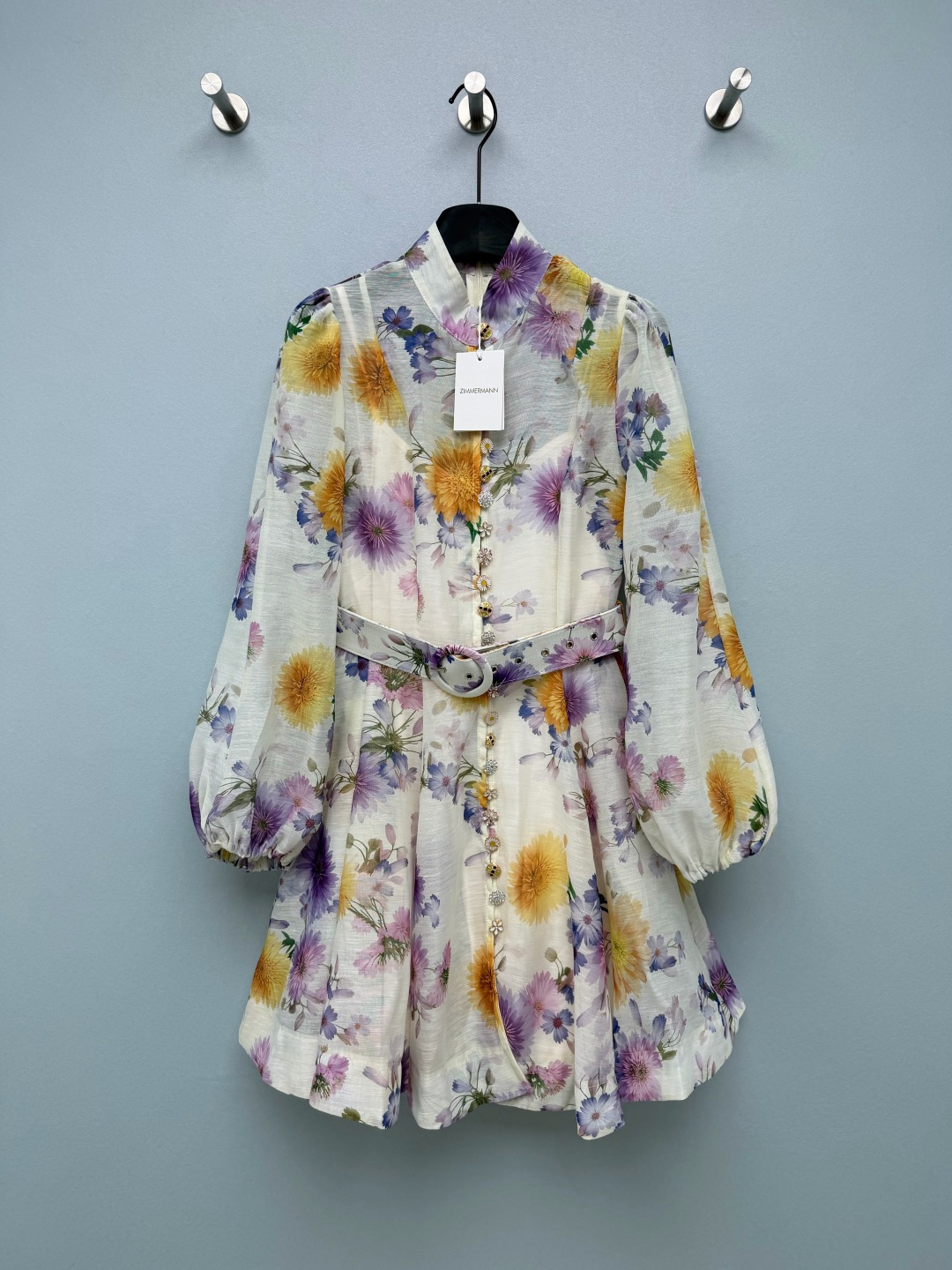 NO:857438,ZIMMERMAN*26 new model stand collar multi-button watercolor floral long-sleeved dress (short style)  Stand-up collar, small stand-up collar + lantern sleeve design, with a Chinese retro atmosphere; it is made of milky white as the base, with oil painting-like purple, yellow, and blue daisy prints, the colors are soft and layered, and comes with a soft light filter, which can be easily controlled by yellow skin. The yellow tone is more energetic. There is also a stand-up collar lantern sleeve design, a proper new Chinese romance, which is perfect for spring and summer wear ~ and the gentle atmosphere directly fills the air  4 colors and 4 codes SMLXLB, Zimmerman-clothing, skirts,19860909ZIMMERMAN*26新款立领多宝扣水彩花卉长袖连衣裙（短款） 立领小立领+灯笼袖设计,自带中式复古氛围感；以奶白色为底,搭配油画质感的紫、黄、蓝三色雏菊印花,色彩柔和又有层次,自带柔光滤镜,黄皮也能轻松驾驭.黄色调更显元气.还有立领灯笼袖设计,妥妥的新中式浪漫,春夏穿直接美翻～温柔氛围感直接拉满 4色4码SMLXLB,兹默曼-服装,skirts,,Women's clothing