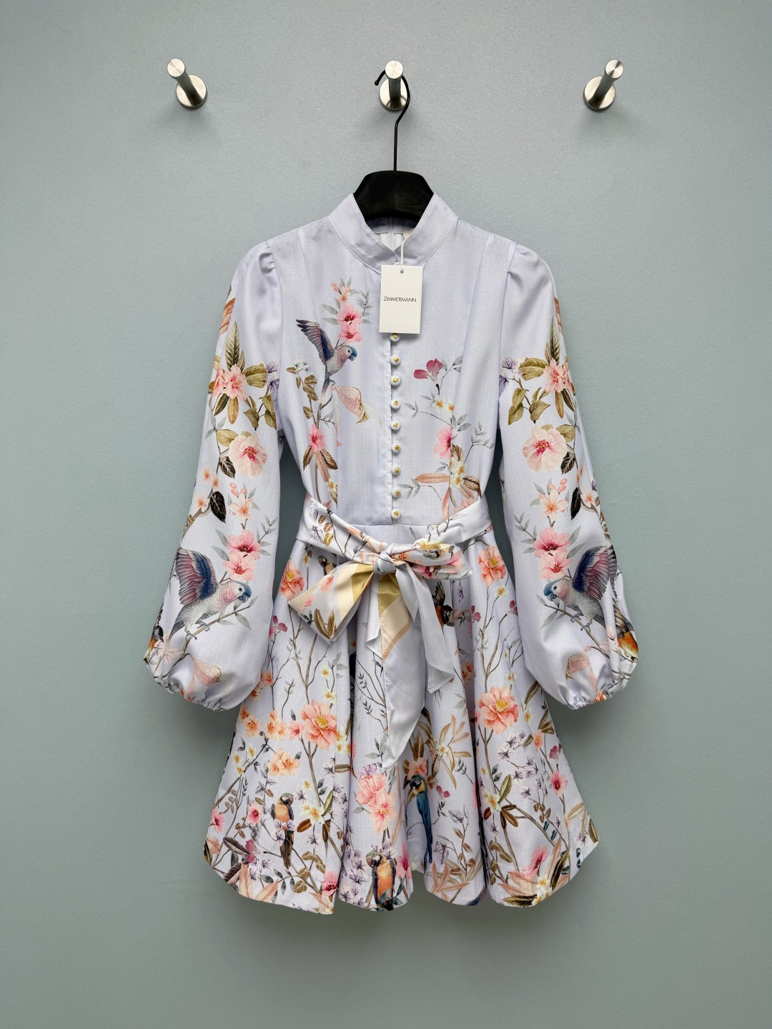 NO:857397,Zimmerman* 26 new silk scarf belt stand-up collar long-sleeved dress (short style), stand-up collar + Chinese plate button design, integrated with oriental charm  .Lantern sleeves + wide A-line skirt, restoring the European palace retro feel, unique style and highly recognizable, with romantic vacation style and retro printing as the iconic design language. This dress uses lavender as the background color, with watercolor parrot flower print, with a gentle and noble atmosphere, it is a brand  The brand's popular 'Luminosity' series styles. The wide-edge positioning prints on the cuffs and skirts strengthen the visual highlights, retro and noble. With the same color silk scarf belt, you can instantly transform into an hourglass figure. The soft pink is gentle and white, and the elegant purple is cool and noble, which directly fills the atmosphere!  This dress perfectly demonstrates 'Oriental elegance + European palace'!  Solid color size 4 SMLXL, Zimmerman-clothing, skirts,19860909Zimmerman*兹/默曼 26新款丝巾腰带立领长袖连衣裙（短款）,立领+中式盘扣式纽扣设计,融入东方韵味 .灯笼袖+大摆A字裙,还原欧式宫廷复古感,风格独特且辨识度极高,以浪漫度假风与复古印花为标志性设计语言.这件连衣裙以淡紫色为底色,搭配水彩鹦鹉花卉印花,自带温柔贵气的氛围感,是品牌热门的“Luminosity”系列款式.袖口与裙摆处的宽边定位印花,强化视觉亮点,复古又显贵.同花色丝巾腰带一系,秒变沙漏身材,温柔粉温婉显白,淡雅紫清冷显贵,氛围感直接拉满！这条连衣裙把“东方雅致+欧式宫廷”玩明白了！单色4码SMLXL,兹默曼-服装,skirts,,Women's clothing