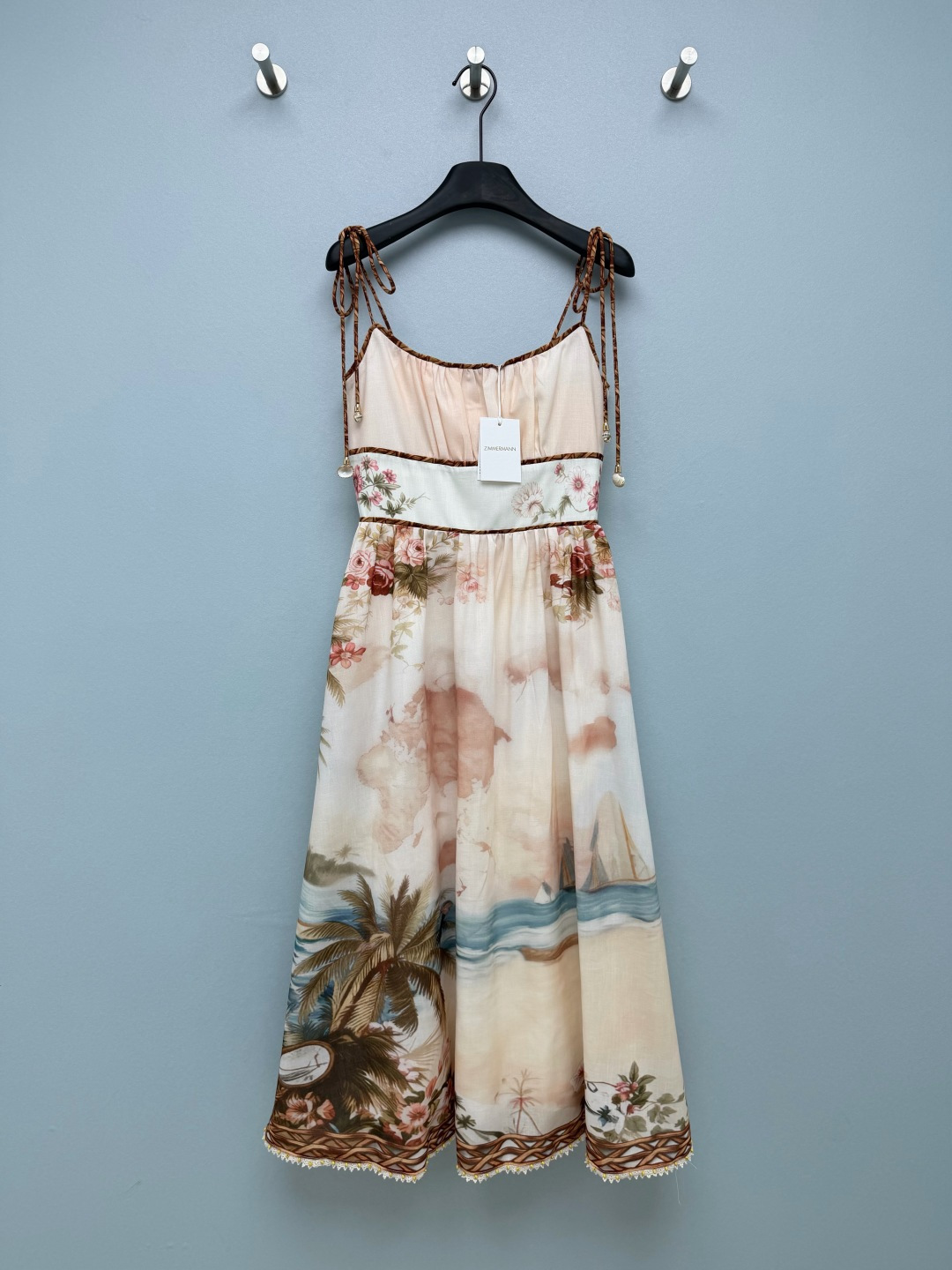 NO:857406,Zimmerman*26 new suspender holiday dress!  The romantic atmosphere of Southern France directly embodies the seaside, palm trees and sailing boats. It is gentle and healing. When you wear it, you will be the heroine of the Southern France Pictorial!  The adjustable woven sling, with shell decoration, is full of ingenuity of seaside vacation. The high-waist pleated design can hide the flesh of the waist and abdomen with one click, and the pear-shaped figure can easily wear a small waist. The hand-crocheted + beaded skirt is full of details, walking with wind, and gentle to the bones. Sisters who want to get a relaxed and noble feeling, just stick to this one!  Solid color size 4 SMXL, Zimmerman-clothing, skirts,19860909Zimmerman*26新款吊带度假裙！南法浪漫氛围感直接封神把海边、棕榈、帆船都穿在了身上,温柔又治愈,穿上就是南法画报女主！可调节编织吊带,搭配贝壳装饰,充满海边度假的巧思.高腰收褶设计,腰腹肉肉一键隐形,梨形身材也能轻松穿出小蛮腰,手工钩花+珠饰裙摆,细节感拉满,走路都带风,温柔到骨子里.想get松弛贵气感的姐妹,直接锁死这条！单色4码SMXL,兹默曼-服装,skirts,,Women's clothing