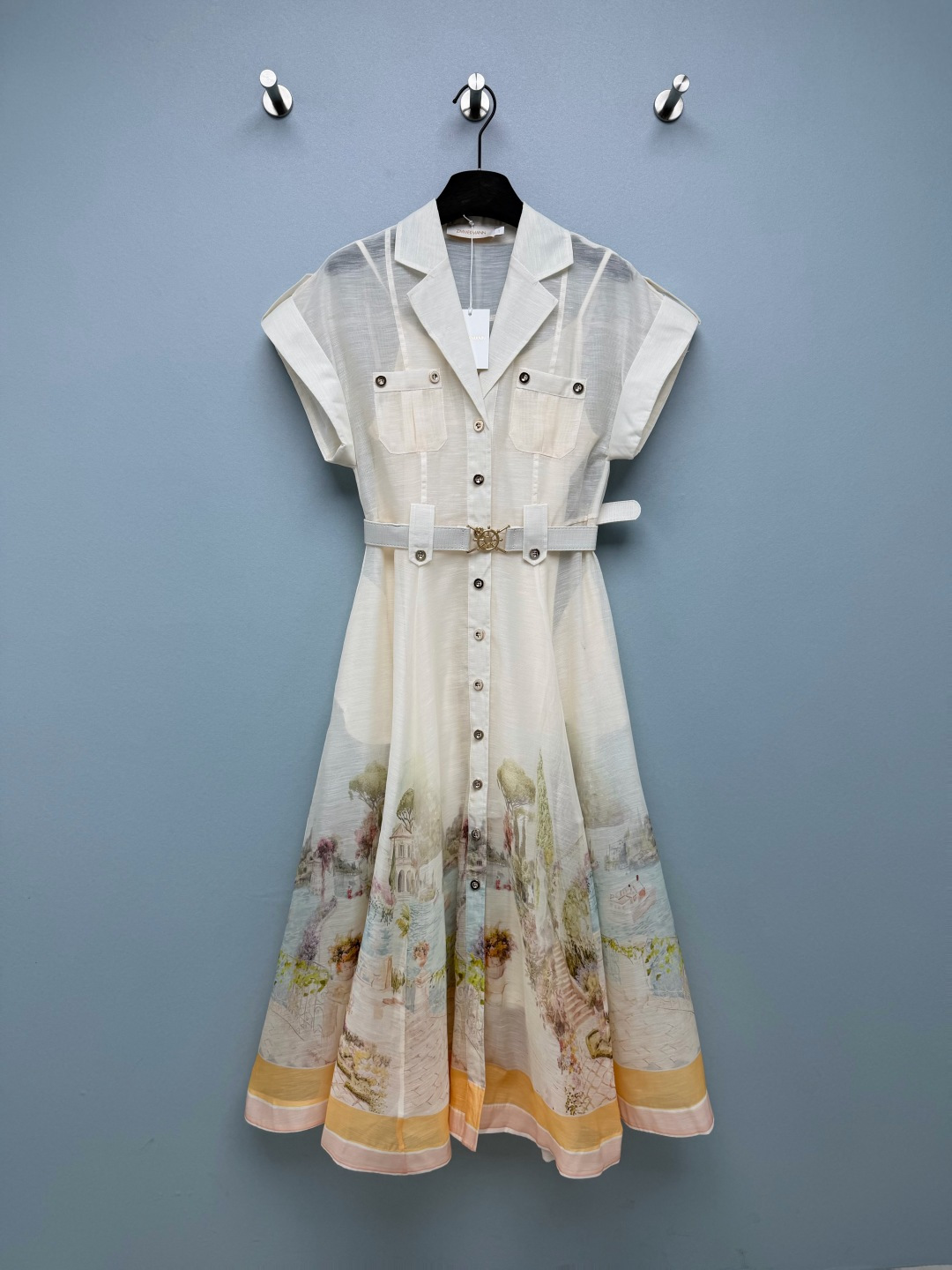 NO:857415,Zimmermann 26 new nautical style oil painting dress (long style), with romantic vacation style and retro nautical elements as its iconic design language. This dress combines French nautical style and impressionist oil painting printing, with an elegant and luxurious vacation atmosphere. It is the brand's popular nautical series style. Creamy white bottom + Venetian water city oil painting printing, it is like wearing a famous impressionist painting on the body, gentle and retro, it comes with a soft light filter, and can be easily controlled by yellow skin!  The lapel + sleeveless design of the suit is neat and elegant, and can perfectly modify the shoulder line; the matching rudder buckle belt directly pinches the waist, and paired with an A-line skirt, the pear-shaped figure will be ecstatic!  Solid color size 4 SMLXL, Zimmermann-clothing,skirts,business suit,19860909Zimmermann 26新款航海风油画连衣裙（长款） ,以浪漫度假风与复古航海元素为标志性设计语言.这件连衣裙融合了法式航海风与印象派油画印花,自带优雅贵气的度假氛围感,是品牌热门的航海系列款式.奶白底+威尼斯水城油画印花,像把一幅印象派名画穿在了身上,温柔又复古,自带柔光滤镜,黄皮也能轻松驾驭！西装翻领+无袖设计,利落又优雅,还能完美修饰肩线；配套船舵扣腰带直接掐出小蛮腰,搭配A字裙摆,梨形身材直接狂喜！单色4码SMLXL,兹默曼-服装,skirts,business suit,,Women's clothing