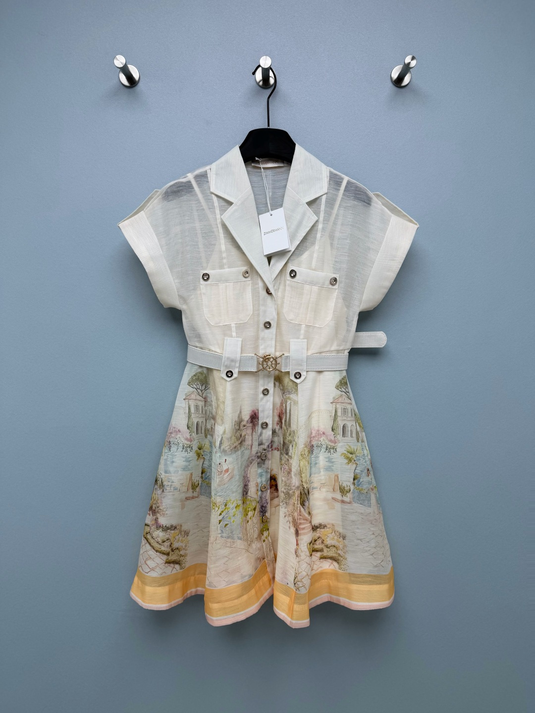 NO:857427,Zimmermann 26's new nautical style oil painting dress (short style), with romantic holiday style and retro nautical elements as its iconic design language. This dress combines French nautical style and impressionist oil painting printing, with an elegant and luxurious holiday atmosphere. It is the brand's popular nautical series style. The milky white bottom + Venetian water city oil painting printing is like wearing an impressionist painting on the body, gentle and retro, it comes with a soft light filter, and can be easily controlled by yellow skin!  The lapel + sleeveless design of the suit is neat and elegant, and can perfectly modify the shoulder line; the matching rudder buckle belt directly pinches the waist, and paired with an A-line skirt, the pear-shaped figure will be ecstatic!  Solid color size 4 SMLXL, Zimmermann-clothing,skirts,business suit,19860909Zimmermann 26新款航海风油画连衣裙（短款） ,以浪漫度假风与复古航海元素为标志性设计语言.这件连衣裙融合了法式航海风与印象派油画印花,自带优雅贵气的度假氛围感,是品牌热门的航海系列款式.奶白底+威尼斯水城油画印花,像把一幅印象派名画穿在了身上,温柔又复古,自带柔光滤镜,黄皮也能轻松驾驭！西装翻领+无袖设计,利落又优雅,还能完美修饰肩线；配套船舵扣腰带直接掐出小蛮腰,搭配A字裙摆,梨形身材直接狂喜！单色4码SMLXL,兹默曼-服装,skirts,business suit,,Women's clothing
