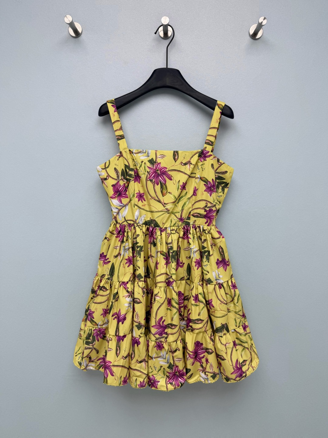 NO:857449,Agua By Agua Bendita 26 New Yellow Purple Flower Suspender Cake Dress. The bright lemon yellow background is paired with a retro purple flower print, which looks energetic and white.  The high-saturation color scheme is gentle and elegant, and does not pick on skin or occasion. It is like wearing it in the botanical garden in spring. The yellow leather also shows whiteness when worn, making the skin clear and complex. The elastic shoulder strap + square collar design just exposes the delicate collarbone, does not tighten the flesh, and can also modify the shoulder and neck lines, wide/sliding shoulders  Sisters can also control it easily. The fluffy skirt hides the crotch flesh tightly, and a small person will have long legs in seconds. The double-layer lining design is also very considerate. It gives a fresh and girly look when you take a photo. It supports the gentle atmosphere of spring and summer~Single color size 4 SMLXL, women's clothing, skirts,19860909Agua By Agua Bendita 26新款 黄底紫花吊带蛋糕裙明亮的柠檬黄底色搭配复古紫调花卉印花,元气又显白 高饱和度配色温柔又显气质,不挑皮也不挑场合.像把春日的植物园穿在了身上,黄皮穿也巨显白,衬得皮肤清透又有气色.弹力打揽肩带+方领设计,刚好露出精致锁骨,不勒肉还能修饰肩颈线条,宽肩/溜肩姐妹也能轻松驾驭.蓬松的裙摆把胯部肉肉藏得严严实实,小个子穿秒变大长腿.双层内衬设计也超贴心,随手一拍都是清新少女感,春夏的温柔氛围感全靠它撑住了～单色4码SMLXL,女装,skirts,,Women's clothing