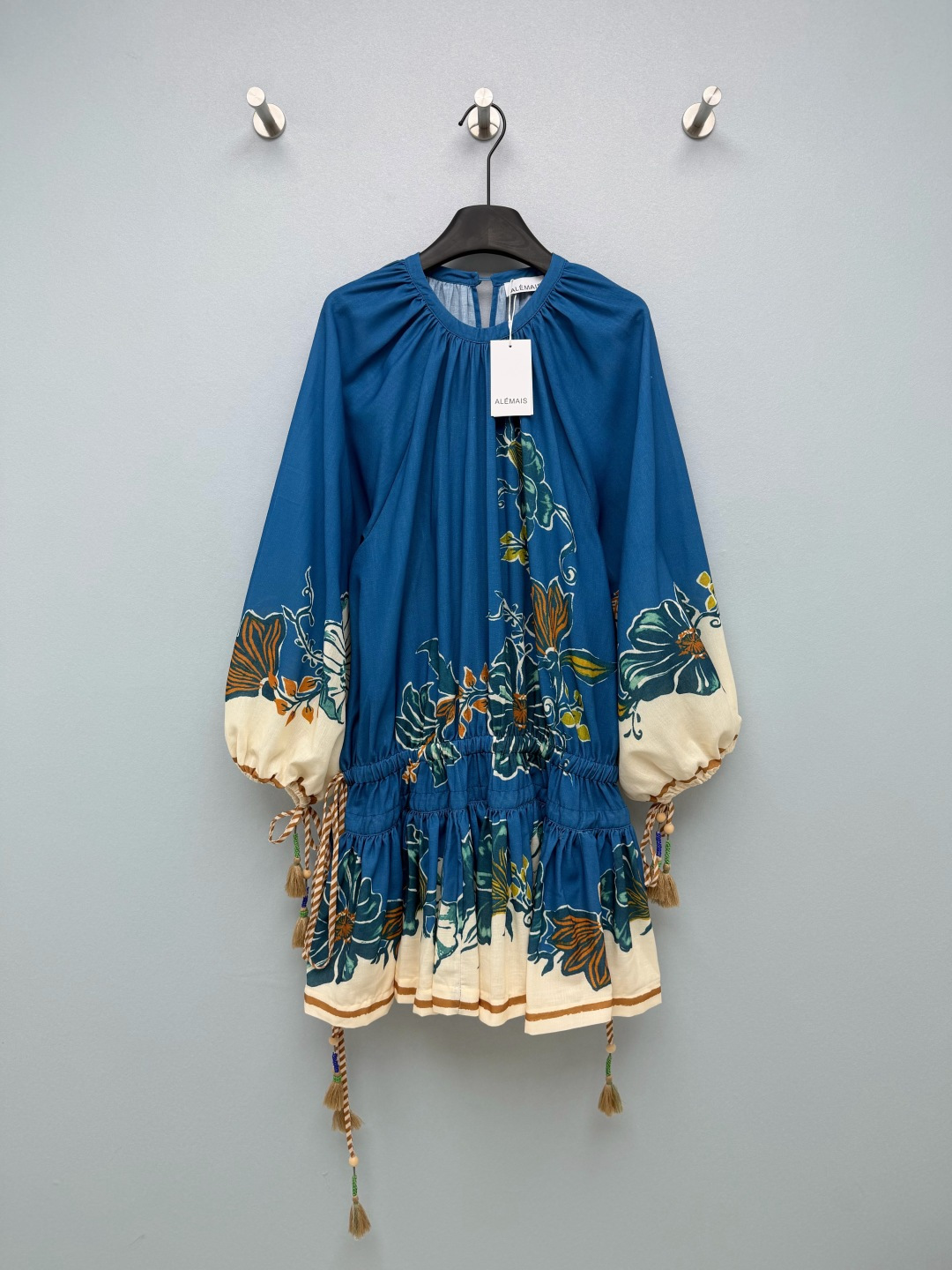 NO:857460,ALMAI*26 new resort waist drawstring dress, with cobalt blue + off-white contrasting color splicing, and hand-painted tropical flower prints, makes you feel like you are wearing a whole piece of the French Riviera on your body. It comes with a vacation filter and has loose lantern sleeves that hide the flesh. It is super friendly to bye-bye flesh, and the round neck design is also gentle and elegant. The key point is the tassel detail!  !  The braided laces + tassel pendants on the cuffs and hem sway gently when walking around, making it smart and romantic, and directly filling the bohemian atmosphere!  The elastic waist design is not flattering on your body shape. It can be easily controlled by pear-shaped and apple-shaped figures. Just pair it with a straw bag and sandals and you can look like the heroine in the island pictorial!  Solid color size 4 SMLXL, women's clothing, sandals, espadrilles, skirts,19860909ALMAI*26新款度假腰部抽绳连衣裙 风钴蓝色+米白的撞色拼接,搭配手绘感热带花卉印花,像把一整片蔚蓝海岸穿在了身上,自带度假滤镜宽松灯笼袖藏肉一绝,对拜拜肉超友好,圆领设计也温柔又大气.重点是这个流苏细节！！袖口和下摆的编织系带+流苏坠饰,走动的时候轻轻晃动,灵动又浪漫,波西米亚氛围感直接拉满！松紧腰设计不挑身材,梨形、苹果型身材都能轻松驾驭,随便搭配草编包和凉鞋,就能美成海岛画报里的女主角！单色4码SMLXL,女装,sandals,espadrilles,skirts,,Women's clothing