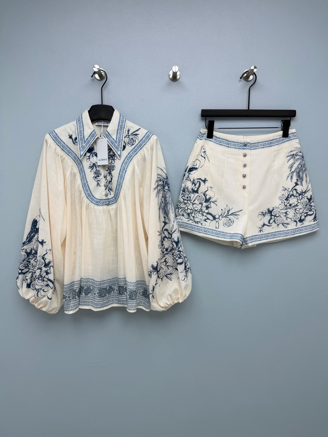 NO:857470,ALMAI*26's new resort-style light luxury cotton suit is famous for its artistic prints and retro tailoring. Inspired by 'blue and white porcelain', this set perfectly blends oriental classical aesthetics with French relaxation, giving it a high-end resort atmosphere! Designed with large lapels and lantern puff sleeves, the loose silhouette is very tolerant to the figure and can perfectly modify the shoulder line and body parts; the chest pleats + placket design weaken the waist and abdomen lines, making it appear slimmer and hide the flesh. The shorts have a high-waisted A-line version, with front decorative buttons and side waist invisible zippers, which can raise the waistline, optimize the waist-to-hip ratio, and can be easily controlled by a pear-shaped figure. Milky white base + cobalt blue hand-painted flower and bird prints, like wearing blue and white porcelain on the body, comes with classical filters, gentle and high-end monochrome size 4 SMLXL, women's clothing, shorts,19860909ALMAI*26新款度假风轻奢棉布套装 以充满艺术感的印花和复古剪裁著称.这套以「青花瓷」为灵感,将东方古典美学与法式松弛感完美融合,自带高级度假氛围！大翻领+灯笼泡泡袖设计,宽松廓形对身材包容性极强,能完美修饰肩线与拜拜肉；胸前褶裥+门襟设计,弱化腰腹线条,显瘦又藏肉.短裤高腰A字版型,正面装饰扣+侧腰隐形拉链,能拉高腰线,优化腰臀比,梨形身材也能轻松驾驭. 奶白底+钴蓝色的手绘花鸟印花,像把青花瓷穿在了身上,自带古典滤镜,温柔又高级单色4码SMLXL,女装,shorts,,Women's clothing