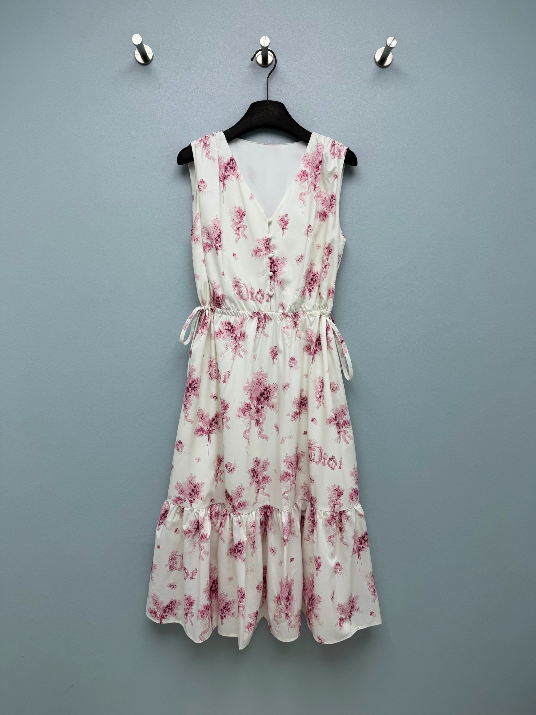 NO:859190,Dio*Hydrangea Sleeveless Dress  The V-neck sleeveless design modifies the neck line, makes you look slim and gentle, and exposes the clavicle at the same time. It is a little sexy. The drawstring on the waist side can be adjusted freely to easily create a high waistline. The 'Dio*' letter pendant at the end of the drawstring restores the brand's iconic details. It is low-key and noble. The details control directly ecstasy the mid-length A.  The word skirt + ruffle edge stitching has a good drape feeling. It has an elegant air when walking, and it can perfectly cover the fake hip width and thigh flesh. The oil painting-like hydrangea print really pokes me. Both blue/pink colors are super beautiful. 2 colors and 3 sizes SML, Dior-clothing, dior, dior, skirts,19860909Dio*绣球花无袖连衣裙 V领无袖设计,修饰颈部线条,显瘦又温柔,同时露出锁骨,自带小性感,腰侧抽绳,可自由调节松紧,轻松打造高腰线,抽绳末端的“Dio*”字母吊坠,还原品牌标志性细节,低调又显贵,细节控直接狂喜中长款A字裙摆+荷叶边拼接,垂坠感好,走路自带飘逸仙气,同时能完美遮住假胯宽和大腿肉肉,油画感的绣球花印花真的太戳我了,蓝/粉两个颜色都超美2色3码SML,迪奥-服装,dior,dior,skirts,,Women's clothing