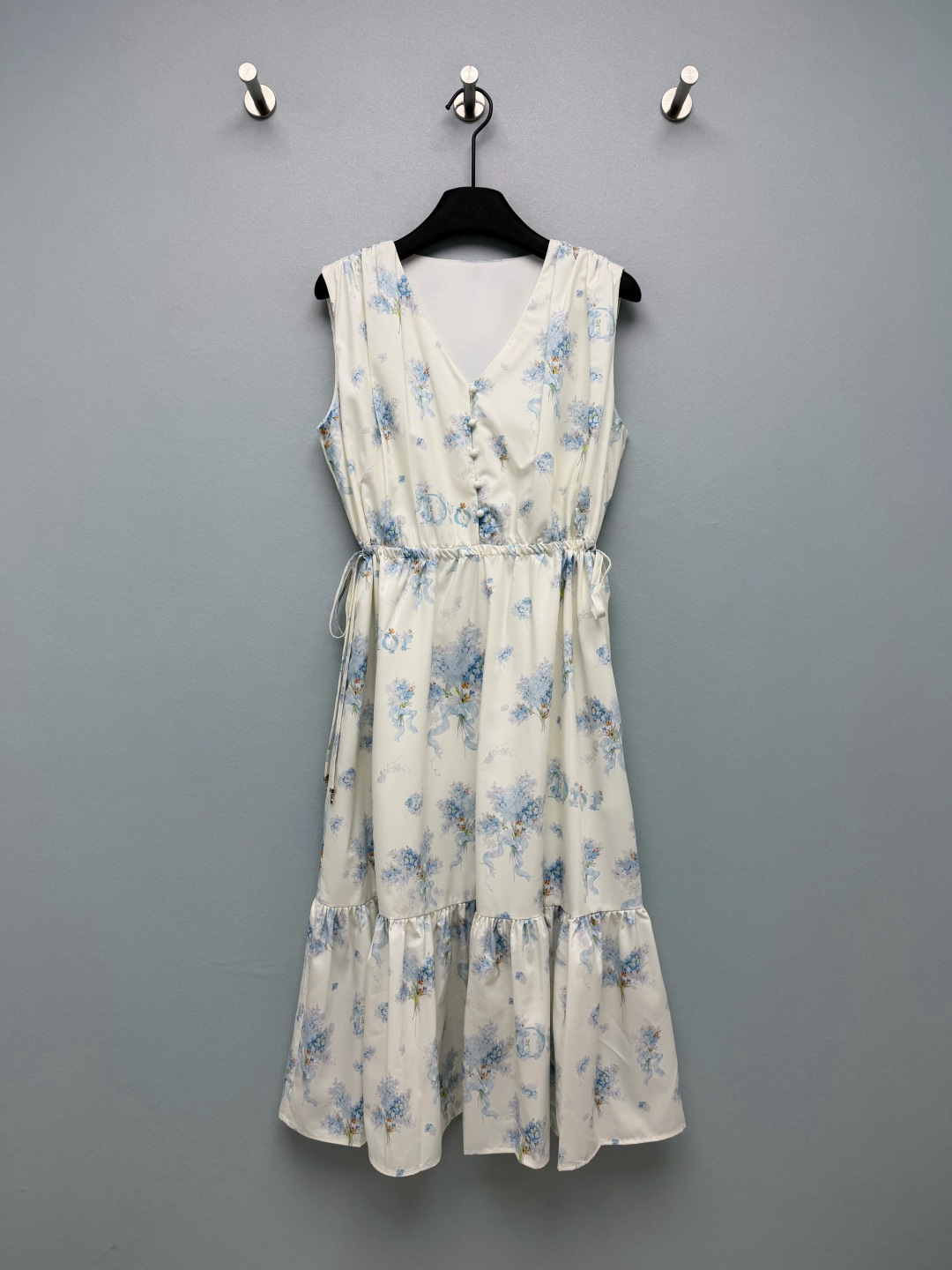 NO:859207,Dio*Hydrangea Sleeveless Dress  The V-neck sleeveless design modifies the neck line, makes you look slim and gentle, and exposes the clavicle at the same time. It is a little sexy. The drawstring on the waist side can be adjusted freely to easily create a high waistline. The 'Dio*' letter pendant at the end of the drawstring restores the brand's iconic details. It is low-key and noble. The details control directly ecstasy the mid-length A.  The word skirt + ruffle edge stitching has a good drape feeling. It has an elegant air when walking, and it can perfectly cover the fake hip width and thigh flesh. The oil painting-like hydrangea print really pokes me. Both blue/pink colors are super beautiful. 2 colors and 3 sizes SML, Dior-clothing, dior, dior, skirts,19860909Dio*绣球花无袖连衣裙 V领无袖设计,修饰颈部线条,显瘦又温柔,同时露出锁骨,自带小性感,腰侧抽绳,可自由调节松紧,轻松打造高腰线,抽绳末端的“Dio*”字母吊坠,还原品牌标志性细节,低调又显贵,细节控直接狂喜中长款A字裙摆+荷叶边拼接,垂坠感好,走路自带飘逸仙气,同时能完美遮住假胯宽和大腿肉肉,油画感的绣球花印花真的太戳我了,蓝/粉两个颜色都超美2色3码SML,迪奥-服装,dior,dior,skirts,,Women's clothing