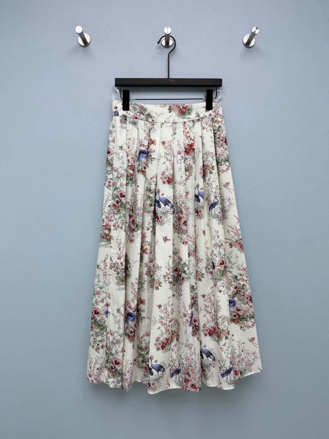 NO:859217,dio*26's new French flower and bird print A-line skirt. The skirt adopts a classic flower and bird print design, with cranes, flowers and butterflies intertwined. The color is soft and fresh, with a retro texture like oil painting. The details are exquisite and not cluttered. The background color is gentle off-white, which makes the skin tone fairer. With colorful prints, it is suitable for both age and style. The pleated design at the waist increases the layering and drape of the skirt. When walking, the skirt swings in the wind, giving it an elegant air.  Monochrome size 3 SML, Dior-clothing, dior, dior, skirts,19860909dio*26新款法式花鸟印花A字半裙 裙身采用经典的花鸟印花设计,仙鹤、花卉与蝴蝶元素交织,配色柔和清新,自带油画般的复古质感,细节精致不杂乱,底色为温柔的米白色,衬得肤色更加白皙,搭配彩色印花,不挑年龄也不挑穿搭风格.腰头的打褶设计,增加了裙身的层次感与垂坠感,走路时裙摆随风摆动,自带飘逸仙气 单色3码SML,迪奥-服装,dior,dior,skirts,,Women's clothing