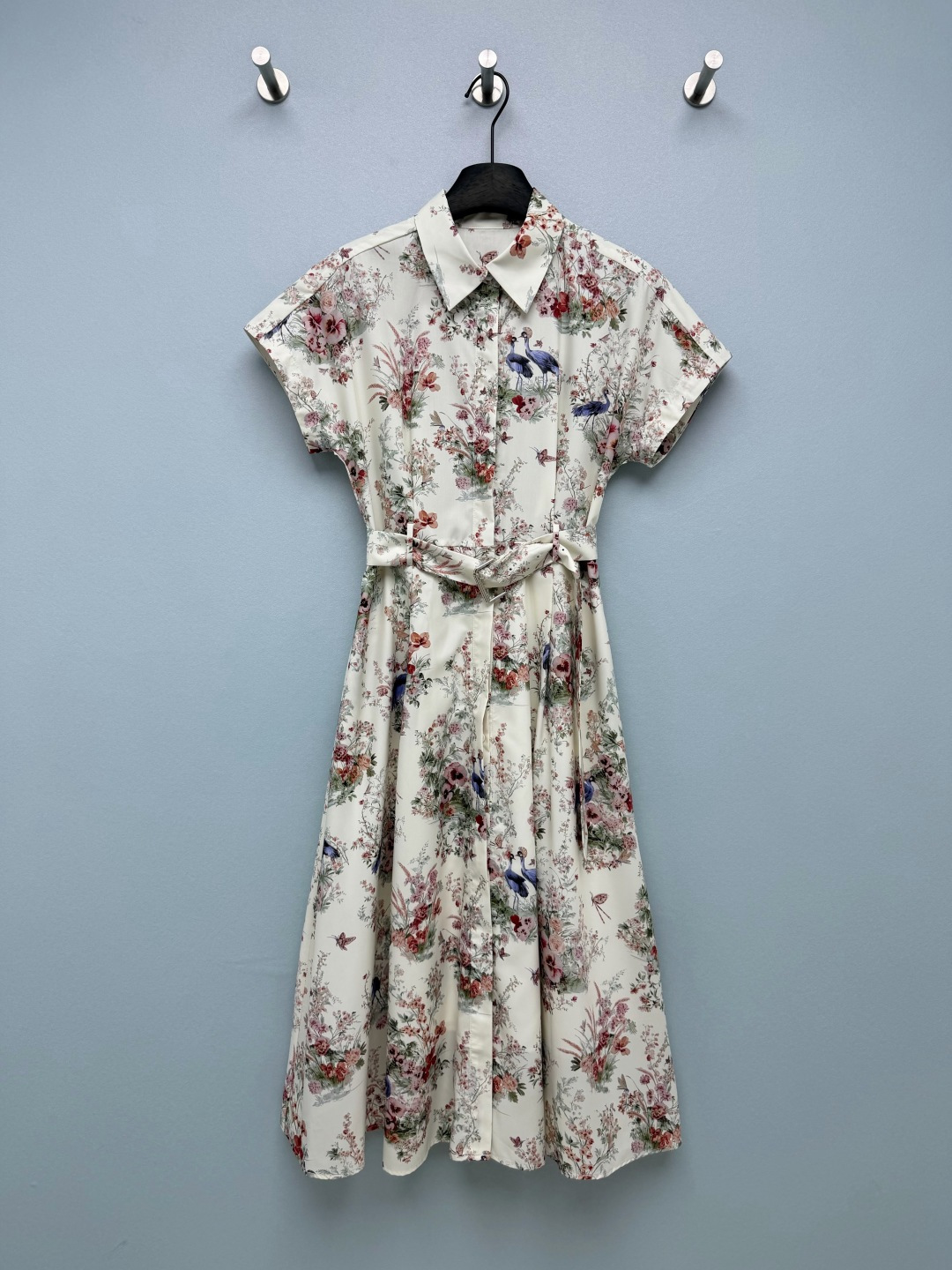 NO:859238,Dio*26 new flower and bird print shirt dress  Classic flower and bird print design, with cranes, flowers and butterflies intertwined. The color scheme is soft and fresh, with a vintage texture like oil painting. The details are exquisite and not cluttered. The background color is gentle off-white, which makes the skin tone fairer. With colorful prints, it doesn’t matter your age.  Choose your outfit style, the classic lapel + half-button design restores the neatness of a shirt dress, has its own intellectual temperament, and is perfectly suitable for commuting. The logo on the belt buckle restores the brand's iconic details, low-key and noble, and the details are directly ecstatic~  Single color code 3 SML, Dior-clothing, dior, dior, skirts, shirts,19860909Dio*26新款花鸟印花衬衫连衣裙 经典的花鸟印花设计,仙鹤、花卉与蝴蝶元素交织,配色柔和清新,自带油画般的复古质感,细节精致不杂乱,底色为温柔的米白色,衬得肤色更加白皙,搭配彩色印花,不挑年龄也不挑穿搭风格,经典翻领+半开襟纽扣设计,还原衬衫裙的利落感,自带知性气质,通勤穿也完全合适,腰带扣上的logo标识,还原品牌标志性细节,低调又显贵,细节控直接狂喜~ 单色3码SML,迪奥-服装,dior,dior,skirts,shirts,,Women's clothing