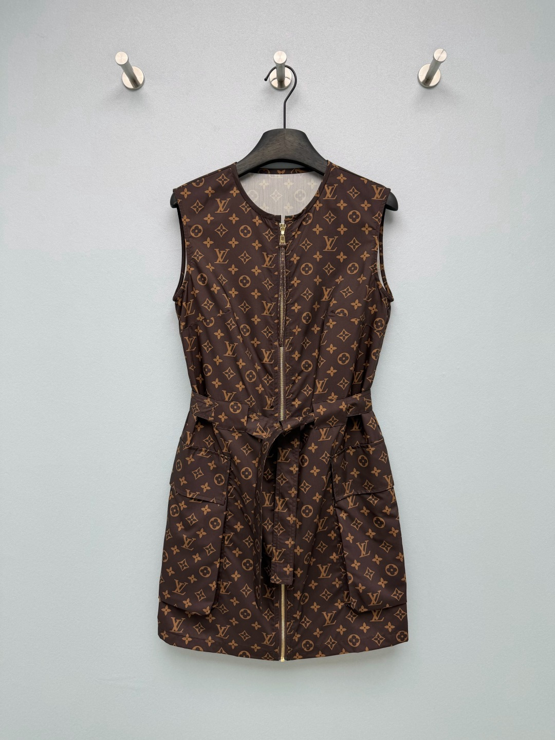 NO:859161,Louis Vuitto*26 new presbyopic sleeveless waist dress is fully printed with Monogram presbyopic patterns, restoring the brand's classic logo, with a retro sense of luxury, full of recognition, and low-key elegance. The color combination of dark brown background + light brown printing is retro and eye-catching, does not pick on skin colors, and has a visual slimming effect. The round-neck sleeveless design is neat and refreshing, not shoulder-shaped, and the utility pockets on the side add a sense of practicality, and also make the version more layered and will not look monotonous.  The crisp fabric has a great drape. It doesn’t make you sweat when you wear it in the summer. It’s easy to take care of. The classic Monogram presbyopia pattern really looks more advanced and has a sense of old money style. Monochrome size 3 SML, Louis Vuitton-clothing, louis vuitton, louis vuitton, skirts,19860909Louis Vuitto*26新款老花无袖收腰连衣裙 满印Monogram老花图案,还原品牌经典标识,自带复古高级感,辨识度拉满,低调中透着贵气.深棕底色+浅棕印花的配色,复古又耐看,不挑肤色,自带视觉显瘦效果.圆领无袖设计利落清爽,不挑肩型,侧面的工装口袋增加了实用感,也让版型更有层次感,不会显得单调 挺括面料垂坠感超棒,夏天穿也不闷汗,打理起来超省心,经典Monogram老花图案真的越看越高级,自带老钱风氛围感 单色3码SML,路易威登-服装,louis vuitton,louis vuitton,skirts,,Women's clothing