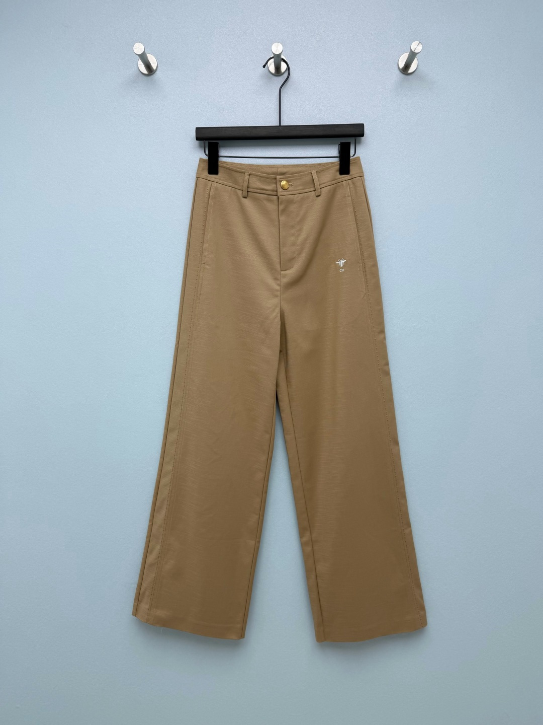 NO:859180,Dio*26 new little bee embroidered suit trousers, old money style commuting pants are here!  The exquisite bee embroidery + CD letter logo on the side restores classic elements. It is low-key and noble. The detail control is directly ecstatic. The golden brand logo buttons are full of texture, breaking the monotony of ordinary suit shorts. It is full of high-end sense. The high-waisted A-line wide-leg version perfectly optimizes the waist and abdomen lines, easily covers the fake crotch width and thigh flesh, and straightens the legs in seconds!  2 colors and 3 codes SML, Dior-clothing, dior, dior, shorts, business suit,19860909Dio*26新款小蜜蜂刺绣西装长裤 老钱风通勤神裤来啦！侧边精致的蜜蜂刺绣+CD字母标识,还原经典元素,低调又显贵,细节控直接狂喜,金色品牌Logo纽扣,质感拉满,打破了普通西装短裤的单调感,高级感十足,高腰A字阔腿版型,完美优化腰腹线条,轻松遮住假胯宽和大腿肉肉,秒变直腿！2色3码SML,迪奥-服装,dior,dior,shorts,business suit,,Women's clothing