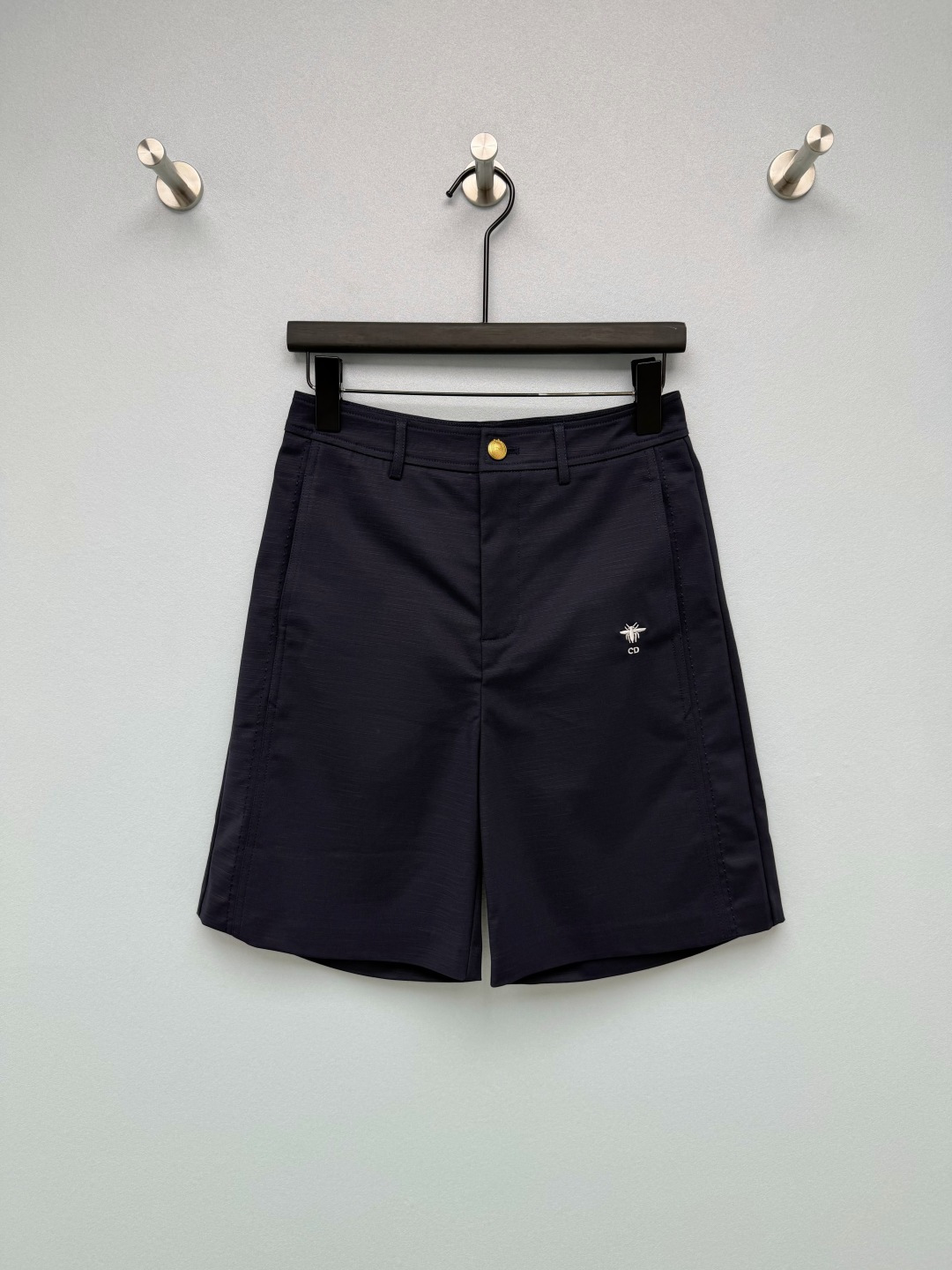 NO:859181,Dio*26 new little bee embroidered suit shorts, old money style commuter pants are here!  The exquisite bee embroidery + CD letter logo on the side restores classic elements. It is low-key and noble. The detail control is directly ecstatic. The golden brand logo buttons are full of texture, breaking the monotony of ordinary suit shorts. It is full of high-end sense. The high-waisted A-line wide-leg version perfectly optimizes the waist and abdomen lines, easily covers the fake crotch width and thigh flesh, and straightens the legs in seconds!  2 colors and 3 codes SML, Dior-clothing, dior, dior, shorts, business suit,19860909Dio*26新款小蜜蜂刺绣西装短裤 老钱风通勤神裤来啦！侧边精致的蜜蜂刺绣+CD字母标识,还原经典元素,低调又显贵,细节控直接狂喜,金色品牌Logo纽扣,质感拉满,打破了普通西装短裤的单调感,高级感十足,高腰A字阔腿版型,完美优化腰腹线条,轻松遮住假胯宽和大腿肉肉,秒变直腿！2色3码SML,迪奥-服装,dior,dior,shorts,business suit,,Women's clothing