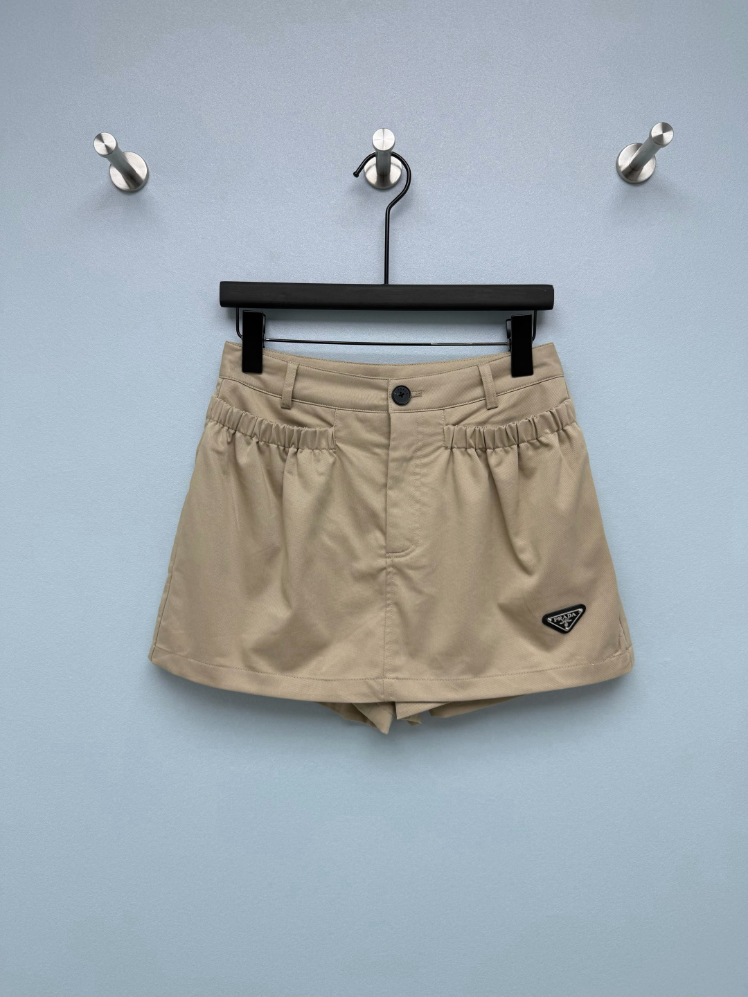 NO:859148,Prad*26 new classic triangle shorts combine college style, casual style and casual style. They are the super popular 'culottes' style this year, which perfectly solve the embarrassment of revealing short skirts!  The outer layer is an A-line skirt style, and the inner layer comes with safety shorts, so you don’t need to wear extra bottoms. You can move around freely without worrying about being exposed, and it is very friendly to lazy people. The high waist + waistband elastic pleat design does not tighten the belly and can also quietly raise the waistline. 3 colors and 3 sizes SML, Prada-clothing, prada, prada, skirts, shorts,19860909Prad*26新款经典三角标短裤 融合了学院风、轻熟风与休闲风,是今年超火的“裙裤”款式,完美解决短裙走光的尴尬！外层是A字短裙版型,内层自带安全短裤,不用额外搭配打底,自在活动不担心走光,懒人友好度拉满 高腰+腰头松紧褶皱设计,不勒肚子还能悄悄拉高腰线 3色3码SML,普拉达-服装,prada,prada,skirts,shorts,,Women's clothing