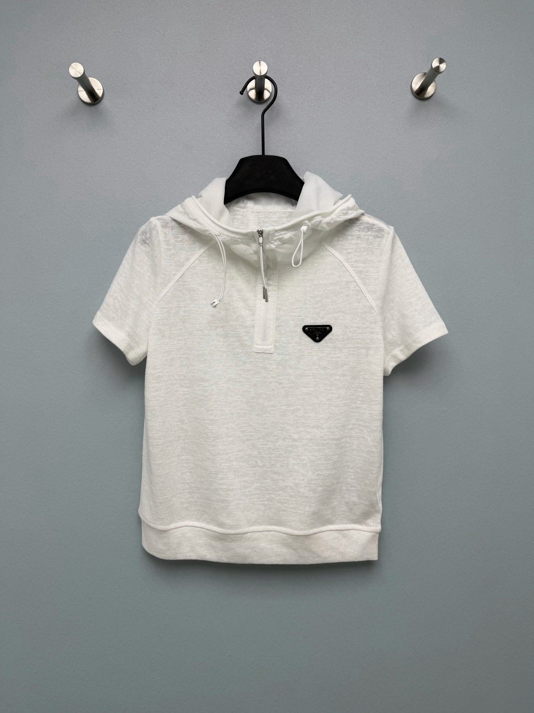 NO:859136,Prad*26 new triangular logo half-zip hooded short-sleeved top. Half-zip opening and closing design, the collar height can be freely adjusted to create different styles. The zipper texture is smooth and the opening and closing is smooth. The hat body is made of contrasting nylon fabric, which is stiff and stylish, not easy to collapse, and forms a layered contrast with the body. The brand's classic black triangle metal logo is inlaid on the left chest, adjustable drawstring + metal rope buckle, white is clean and high-end, stripes are classic and retro, both colors are magical!  2 colors and 3 codes SML, Prada-clothing, prada, prada, T-shirt, hats,19860909Prad*26新款三角标半拉链连帽短袖上衣 半拉链开合设计,可自由调节领口高度,打造不同穿搭风格,拉链质感顺滑,开合流畅.帽身采用撞色尼龙面料,挺括有型,不易软塌,与衣身形成层次对比,设计感拉满.左胸处镶嵌品牌经典黑色三角金属标, 可调节抽绳+金属绳扣,白色干净高级,条纹经典复古,两色都封神！2色3码SML,普拉达-服装,prada,prada,T-shirt,hats,,Women's clothing