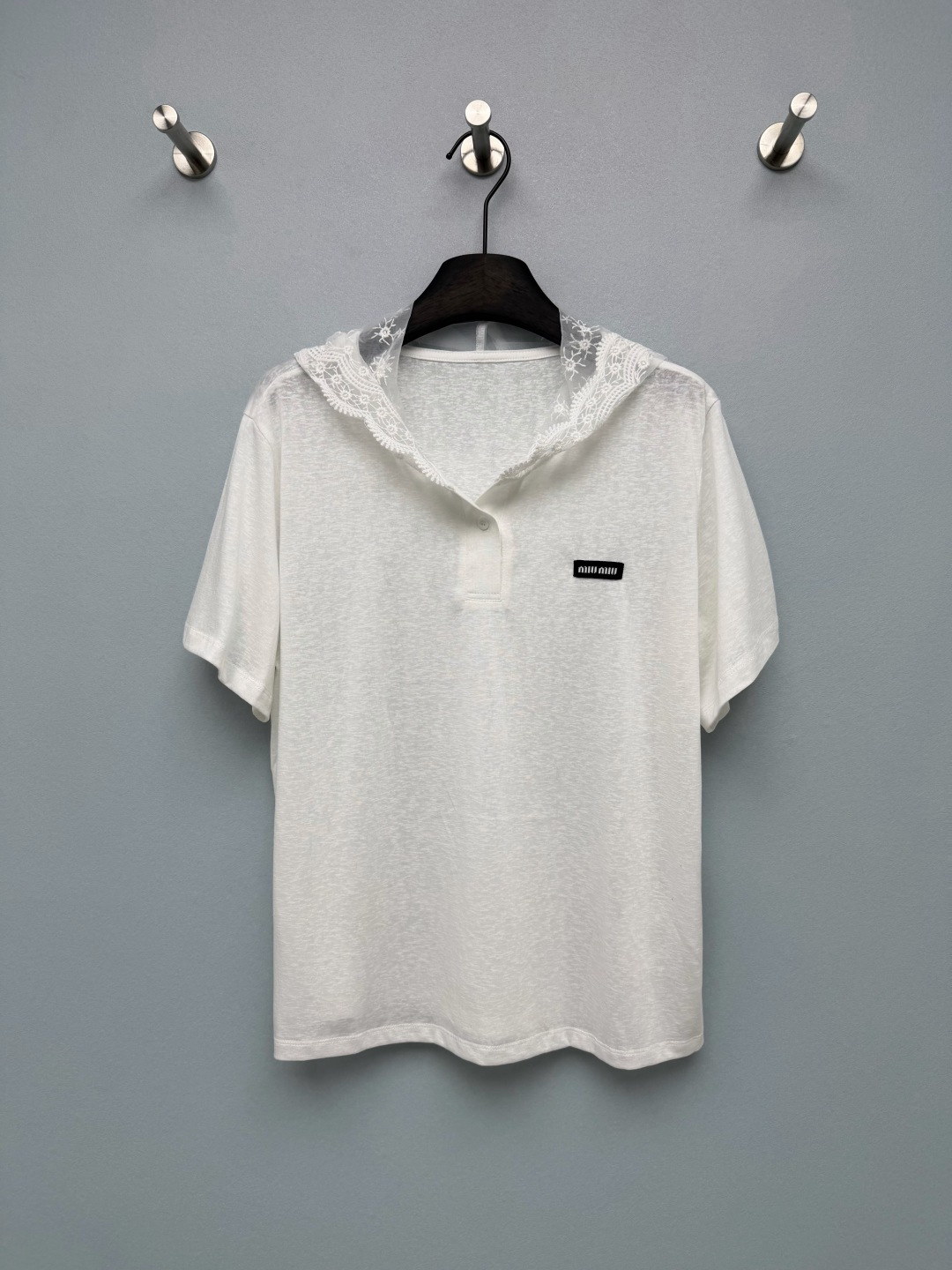 NO:859160,miumi*26 new lace hooded short-sleeved T-shirt. The brim is made of mesh + exquisite embroidered lace splicing. It has a hazy atmosphere. It is sun-protective and discreet at the same time. Wearing a hat does not stress your hairstyle. The embroidery pattern on the brim is exquisite and full of details, breaking the monotony of ordinary sun protection clothing. It directly embodies the sweet girl attributes. The black cloth label embroidery on the chest restores the classic design language of miu. It is low-key and recognizable, making the basic model instantly noble~  Single color size 3 SML, miumiu-clothing, miumiu, T-shirt, tees, t-shirt, hats,19860909miumi*26新款蕾丝连帽短袖T恤 帽檐采用网纱+精致刺绣蕾丝拼接,自带朦胧氛围感,防晒的同时又充满小心机,戴帽子也不压发型,帽檐的刺绣花纹精致细腻,细节感拉满,打破了普通防晒衣的单调感,甜妹属性直接拉满,胸口的黑色布标刺绣,还原了miu的经典设计语言,低调又有辨识度,让基础款瞬间显贵~ 单色3码SML,缪缪-服装,miumiu,T-shirt,tees，t-shirt,hats,,Women's clothing