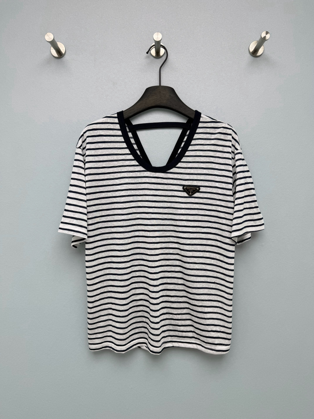 NO:859103,prad*26 new backless short-sleeved T-shirt. Double V-neck on the front and back + hollow strap design on the back. The front is simple and basic, and the back is hidden. The skin is exposed just right, sexy but not exposed. The iconic triangular metal mark on the chest is low-key and noble. It has its own brand recognition, which instantly enhances the texture of the basic T-shirt. It is simple and not monotonous. 2 colors and 3 codes SML, Prada - Clothing, prada, prada, T-shirt, tees, t-shirt,19860909prad*26新款露背款短袖T恤 前后双V领+后背镂空绑带设计,正面简约基础,背面暗藏小心机,露肤度恰到好处,性感又不暴露,胸口标志性三角金属标,低调又显贵,自带品牌辨识度,让基础款T恤瞬间提升质感,简约不单调2色3码SML,普拉达-服装,prada,prada,T-shirt,tees，t-shirt,,Women's clothing