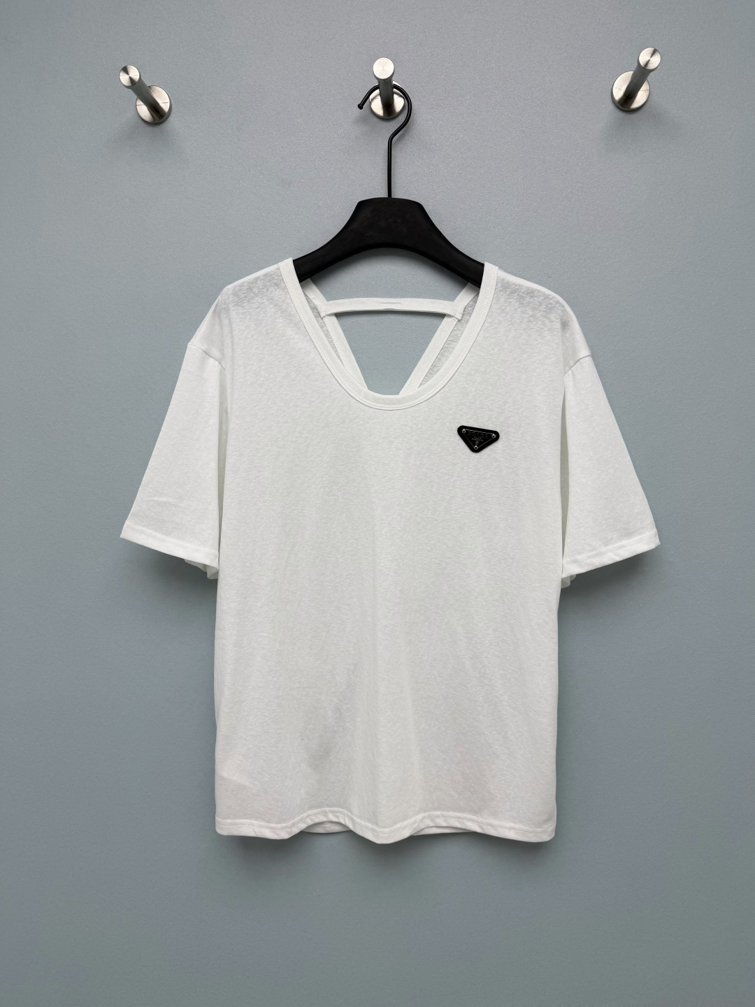 NO:859124,prad*26 new backless short-sleeved T-shirt. Double V-neck on the front and back + hollow strap design on the back. The front is simple and basic, and the back is hidden. The skin is exposed just right, sexy but not exposed. The iconic triangular metal mark on the chest is low-key and noble. It has its own brand recognition, which instantly enhances the texture of the basic T-shirt. It is simple and not monotonous. 2 colors and 3 codes SML, Prada - Clothing, prada, prada, T-shirt, tees, t-shirt,19860909prad*26新款露背款短袖T恤 前后双V领+后背镂空绑带设计,正面简约基础,背面暗藏小心机,露肤度恰到好处,性感又不暴露,胸口标志性三角金属标,低调又显贵,自带品牌辨识度,让基础款T恤瞬间提升质感,简约不单调2色3码SML,普拉达-服装,prada,prada,T-shirt,tees，t-shirt,,Women's clothing