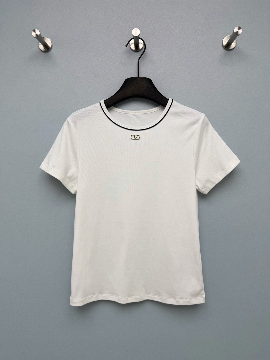 NO:859077,Valentin*26 new metal logo short-sleeved T-shirt, a high-end basic ceiling!  The metal V-shaped logo on the chest restores the classic elements of the brand. It is low-key and noble. It instantly enhances the texture of ordinary white T-shirts, and the details are directly highlighted!  The black and contrasting hemming design on the neckline breaks the monotony of pure white and brings a retro French atmosphere. It looks smaller and is more durable and less likely to deform!  Single color code 3 SML, Valentino-clothing, valentino, valentino, T-shirt, tees, t-shirt,19860909Valentin*26新款金属标短袖T恤 高级感基础款天花板！胸口的金属V形logo标,还原品牌经典元素,低调又显贵,让普通白T瞬间提升质感,细节控直接戳中！领口的黑边撞色包边设计,打破纯白的单调感,自带复古法式氛围,显脸小的同时也更耐穿不易变形！单色3码SML,华伦天奴-服装,valentino,valentino,T-shirt,tees，t-shirt,,Women's clothing