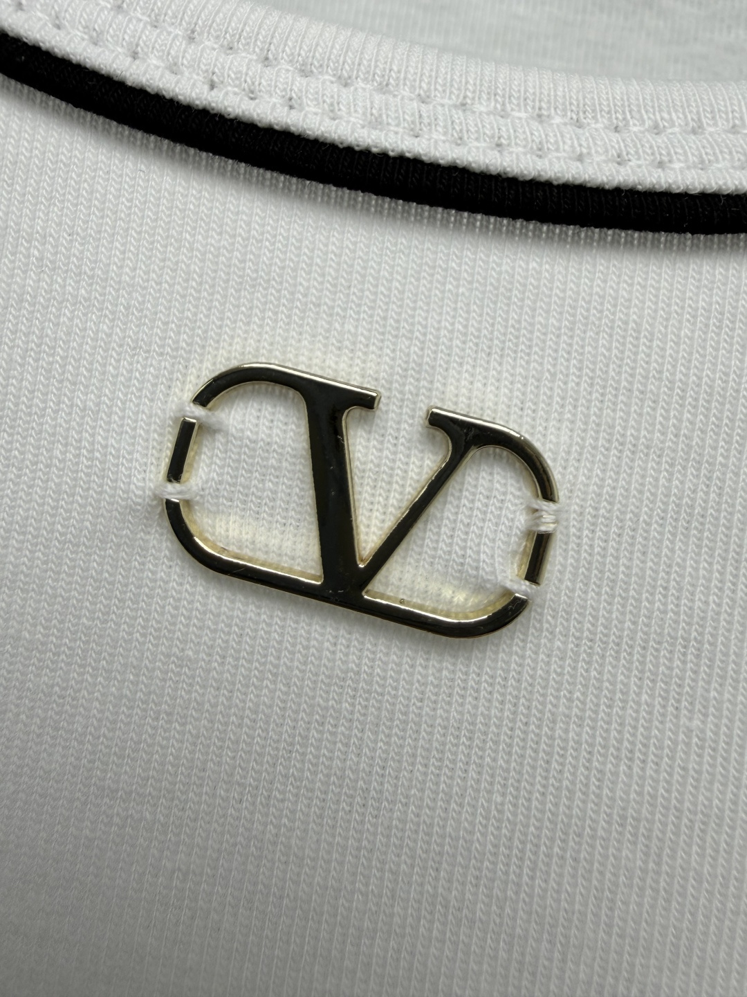 🔥🔥Valentin*26新款金属标短袖T恤 高级感基础款天花板！胸口的金属V形logo标，还原品牌经典
