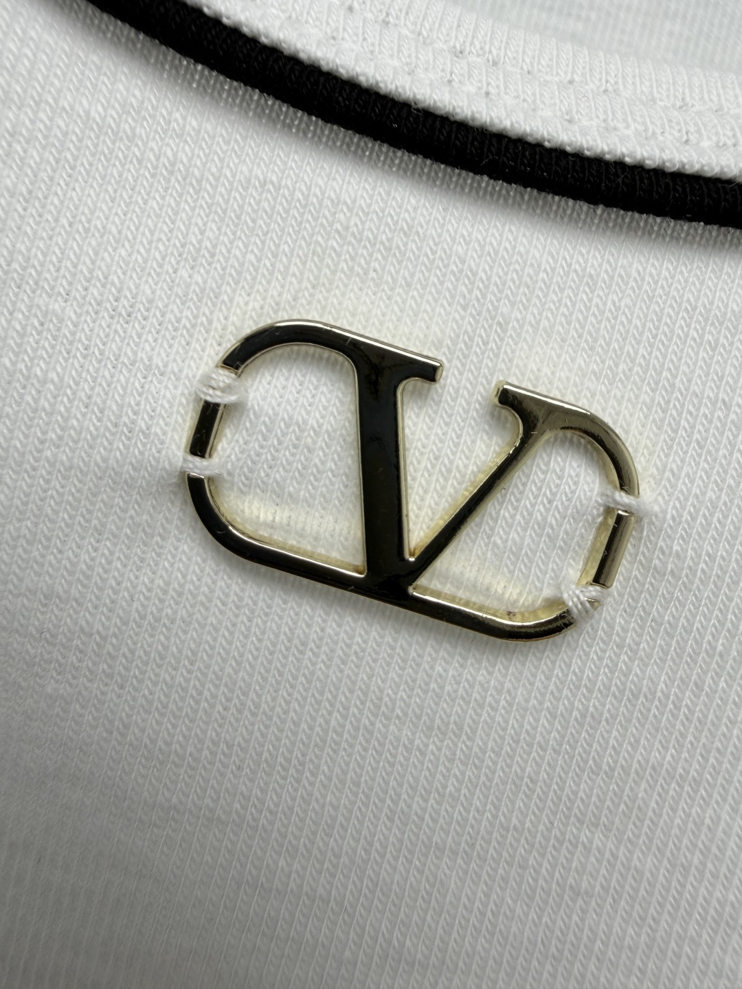 🔥🔥Valentin*26新款金属标背心上衣 高级感基础款天花板！胸口的金属V形logo标，还原品牌经典