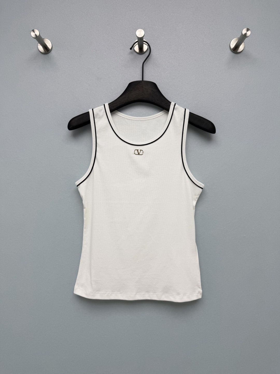 NO:859090,Valentin*26 new metal logo vest top, high-end basic ceiling style!  The metal V-shaped logo on the chest restores the classic elements of the brand. It is low-key and noble. It instantly enhances the texture of ordinary white T-shirts, and the details are directly highlighted!  The black and contrasting hemming design on the neckline breaks the monotony of pure white and brings a retro French atmosphere. It looks smaller and is more durable and less likely to deform!  Monochrome size 3 SMLB,Valentino-clothing,valentino,valentino,19860909Valentin*26新款金属标背心上衣 高级感基础款天花板！胸口的金属V形logo标,还原品牌经典元素,低调又显贵,让普通白T瞬间提升质感,细节控直接戳中！领口的黑边撞色包边设计,打破纯白的单调感,自带复古法式氛围,显脸小的同时也更耐穿不易变形！单色3码SMLB,华伦天奴-服装,valentino,valentino,,Women's clothing
