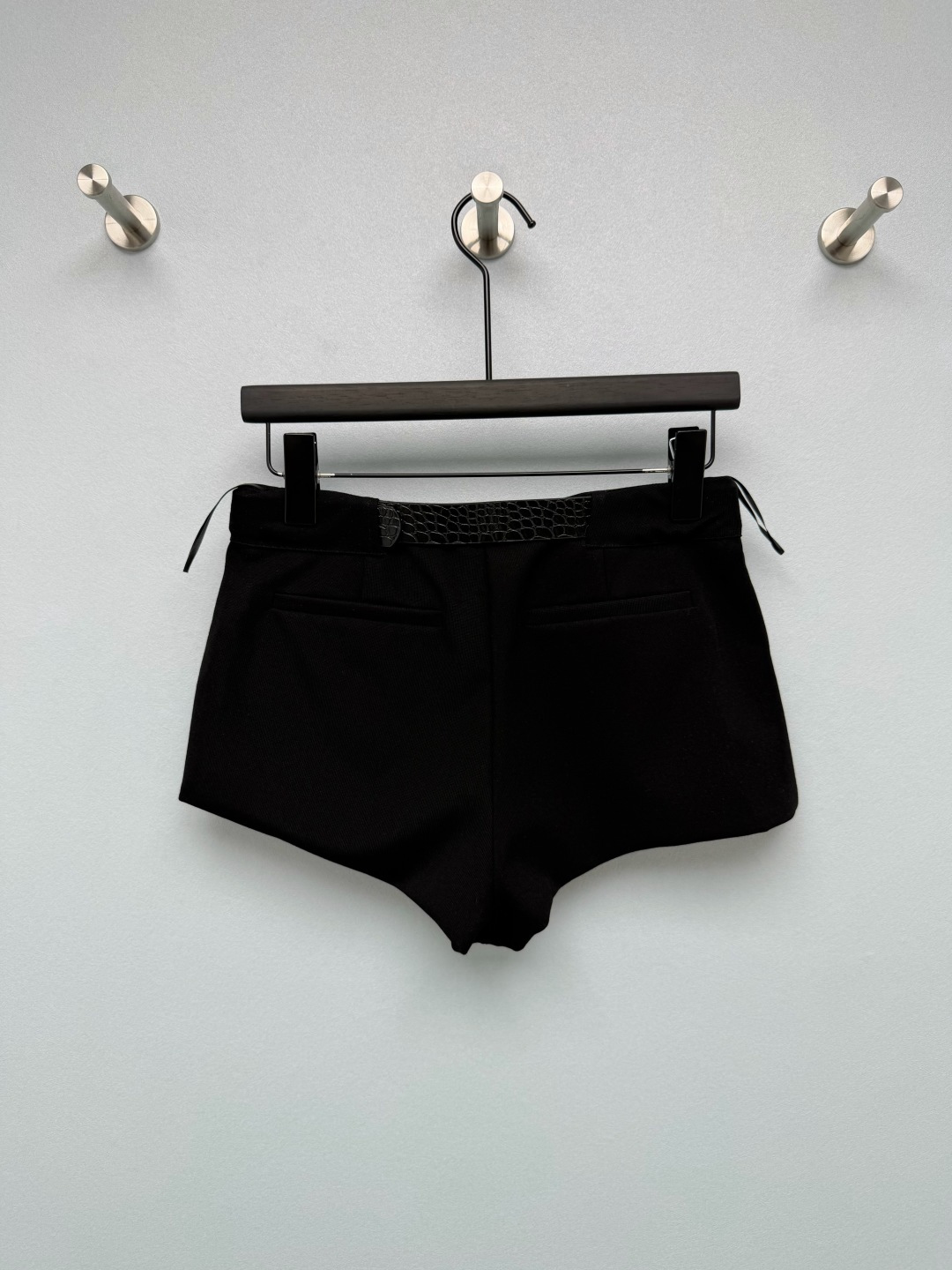 NO:859066,YS/L26 metallic high-waisted shorts, hot girl’s style!  The metal YSL letter logo on the side + the crocodile pattern metal buckle belt at the waist perfectly restore the brand's iconic design, low-key and noble, and the details are directly ecstatic!  The gold hardware is full of texture and forms a strong contrast with the black trousers. It has a sense of elegance and breaks the monotony of ordinary shorts. These high-waisted shorts weld 'cool and sexy' to the body!  Monochrome size 3 SML, saint laurent-clothing, saint laurent, saint laurent, shorts,19860909YS/L26金属标高腰短裤 辣妹封神款！侧边的金属YSL字母标+腰头鳄鱼纹金属扣腰带,完美还原品牌标志性设计,低调又显贵,细节控直接狂喜！金色五金件质感拉满,和黑色裤身形成强烈对比,自带贵气感,打破了普通短裤的单调感.这条高腰短裤把“又酷又欲”焊在身上了！单色3码SML,圣罗兰-服装,saint laurent,saint laurent,shorts,,Women's clothing
