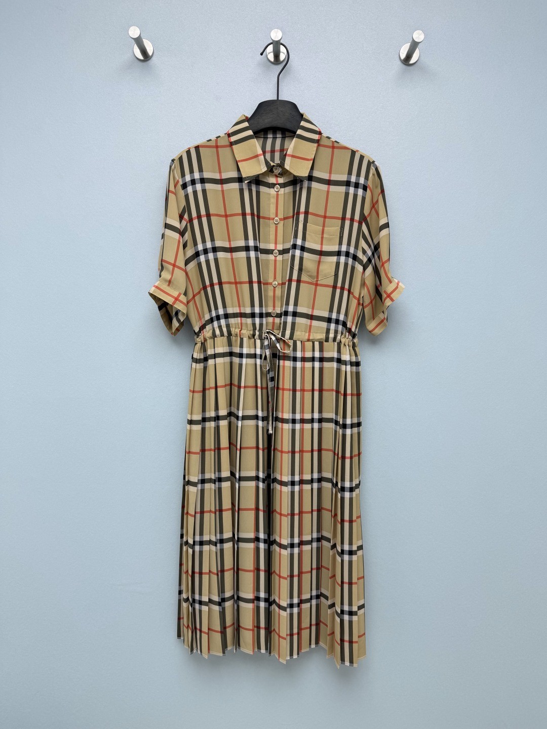 NO:859440,Burberr*26 new classic plaid short-sleeved shirt dress. Shirt lapel + button design, with a neat commuting feel. Pull the drawstring to tighten the waist, directly optimizing the waist-to-hip ratio. The pleated skirt hides all the flesh, suitable for many scenes. It is a replica of the British classic plaid, and the two colors are amazing!  The camel color is gentle and retro, with a lazy atmosphere, and the navy blue contrasting color is refreshing and white. It is super eye-catching for daily wear. It is full of details and the long-sleeved version can be worn in all seasons!  The classic British plaid is really something you never get tired of wearing!  2 colors 5 codes SMLXLXXL, Burberry-clothing, burberry, skirts, shirts, T-shirt,19860909Burberr*26新款经典格纹短袖衬衫式连衣裙 衬衫翻领+排扣设计,自带一种利落的通勤感.抽绳收腰一拉,腰臀比直接优化,百褶裙摆藏住所有肉肉,适配多场景穿搭 复刻英伦经典格纹,两个配色都很绝！驼色温柔复古,自带慵懒氛围感藏蓝撞色清爽显白,日常穿超亮眼.细节感拉满,长袖版型四季可穿！经典的英伦格纹真的怎么穿都不腻！ 2色5码SMLXLXXL,博柏利-服装,burberry,skirts,shirts,T-shirt,,Women's clothing
