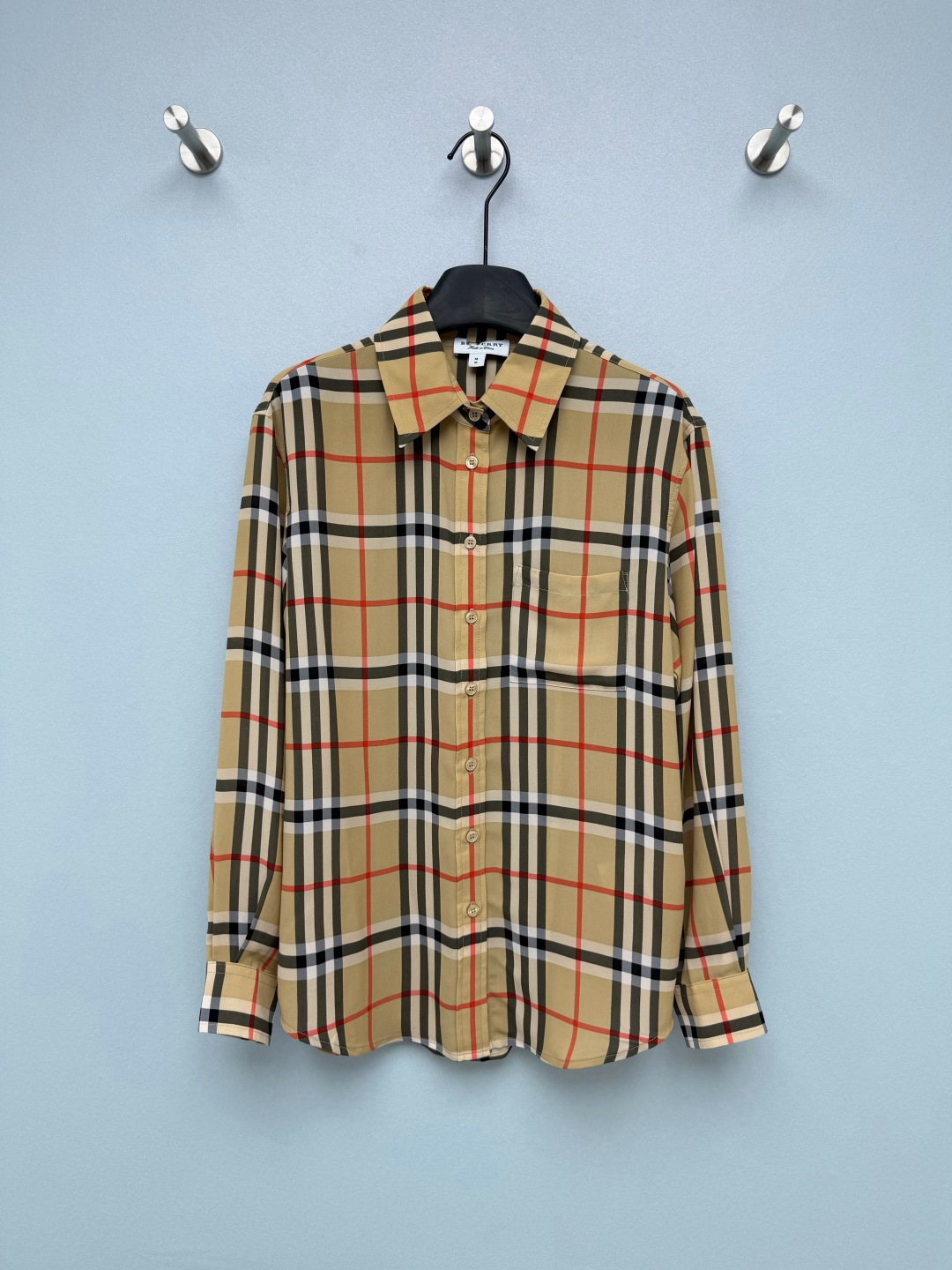 NO:859449,Burberr*26 new classic plaid long-sleeved shirt. Classic shirt style, with a neat and capable temperament. It can be worn alone or stacked, suitable for multiple scenes. It is a replica of the British classic plaid pattern, and the two colors are amazing!  The camel color is gentle and retro, with a lazy atmosphere. The navy blue contrasting color is refreshing and white, and it is super eye-catching for daily wear. The chest pocket + long-sleeved cut are full of details, and the long-sleeved version can be worn in all seasons!  The classic British plaid is really something you never get tired of wearing!  2 colors 5 codes SMLXLXXL, Burberry-clothing, burberry, shirts,19860909Burberr*26新款经典格纹长袖衬衫 经典衬衫版型,自带利落干练气质,可单穿可叠搭,适配多场景穿搭 复刻英伦经典格纹,两个配色都很绝！驼色温柔复古,自带慵懒氛围感 藏蓝撞色清爽显白,日常穿超亮眼.胸口口袋+长袖剪裁 细节感拉满,长袖版型四季可穿！经典的英伦格纹真的怎么穿都不腻！ 2色5码SMLXLXXL,博柏利-服装,burberry,shirts,,Women's clothing