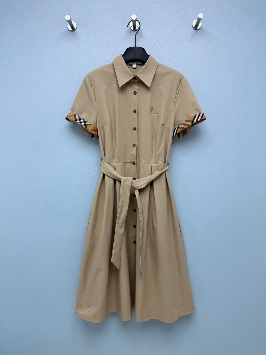 NO:859458,Burber*y26's new short-sleeved belt dress has a classic design of shirt collar + short sleeves, with a smart aura; the waist strap design can be adjusted freely to easily create a slim waist, and the A-line skirt can also hide the flesh on the crotch and legs. Sisters with pear-shaped figures can just close their eyes and rush!  The edge of the cuffs hides a classic plaid contrasting color, which is low-key and recognizable, noble and unobtrusive~ 2 colors and 5 sizes SMLXLXXL, Burberry-clothing, burberry, skirts, shirts, T-shirt,19860909Burber*y26新款短袖腰带连衣裙 衬衫领+短袖的经典设计,自带干练气场；腰部系带设计可自由调节,轻松掐出小蛮腰,A字裙摆还能藏住胯部和腿上的肉肉,梨形身材姐妹直接闭眼冲！袖口边缘暗藏经典格纹撞色,低调又有辨识度,显贵又不张扬~ 2色5码SMLXLXXL,博柏利-服装,burberry,skirts,shirts,T-shirt,,Women's clothing