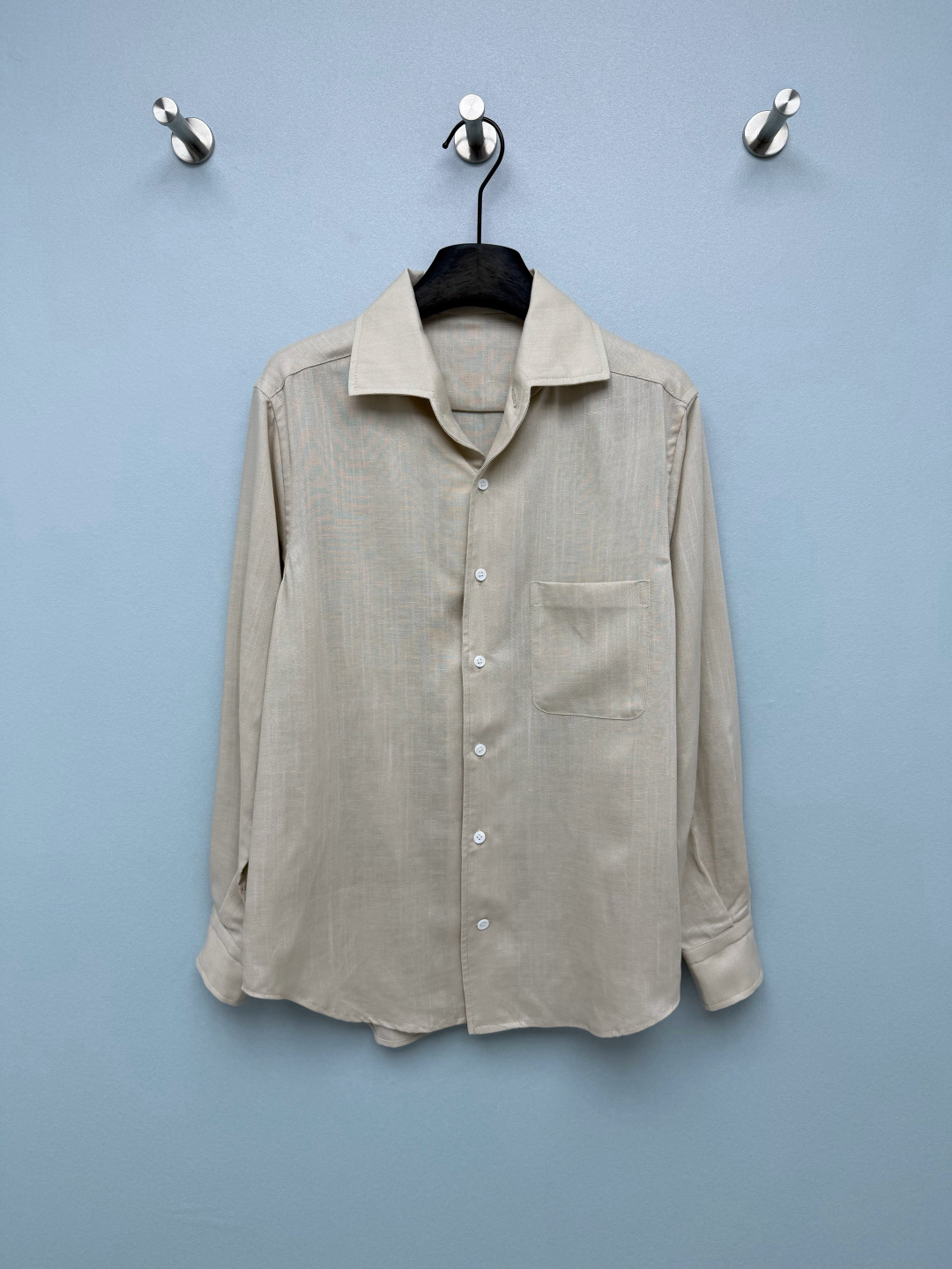 NO:859419,lp 26 new relaxed minimalist old money shirt, gentle and high-end!  The fabric has its own texture, feels soft, and the upper body is super comfortable. The slightly loose fit is not specific to your body shape and has a lazy atmosphere. The slightly open lapel design gives you a sense of relaxation like a Korean heroine casually wearing it. Both colors are super gentle!  The light apricot color is clean and cool, with an intellectual temperament. The beige color is gentle and white, and is super eye-catching for daily wear!  Comes with a relaxing atmosphere ~ 2 colors and 3 sizes SML, women's clothing, loro piana, shirts,19860909lp 26新款松弛感极简老钱衬衫 温柔又高级！自带肌理感的面料,摸起来软乎乎的,上身超舒服,微宽松的版型,不挑身材还自带慵懒氛围感,微敞的翻领设计,随便穿都有种韩系女主的松弛感,两个颜色都超温柔！浅杏色干净清冷,自带知性气质.米黄色温柔显白,日常穿超亮眼！自带松弛氛围感~2色3码SML,女装,loro piana,shirts,,Women's clothing