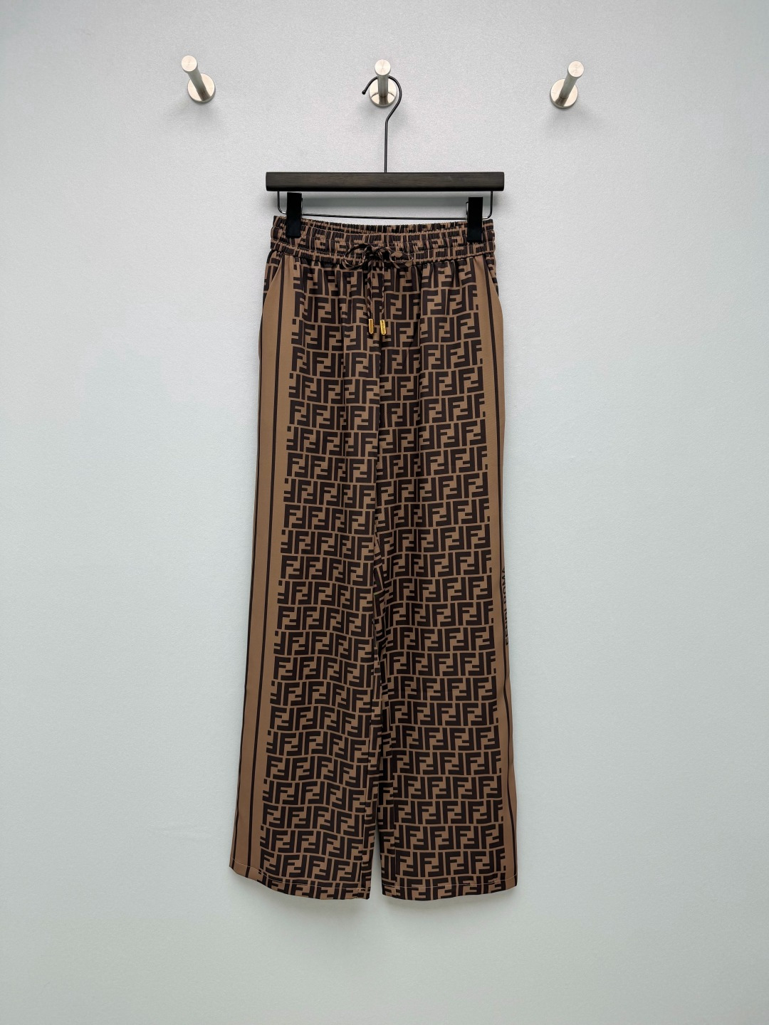 NO:859397,fend*26 new patterned wide-leg pants with all-over presbyopia, a lazy and elegant feel to the ceiling!  Low-key yet noble, it is a classic element that will never go out of style. The brand's iconic presbyopia pattern is reproduced, and the brown and coffee colors are refreshing and attractive, with a sense of recognition and high-end. It is retro and fashionable. The silky fabric with full drape, the upper body is light and elegant, has a soft light texture, is breathable and not sweaty, and has a dynamic beauty when walking.  There is no sense of restraint at all, and it is refreshing and comfortable to wear in summer. The elastic waist + drawstring design does not matter the waist, is easy to put on and take off, and can be adjusted freely, making it friendly to all body types. The straight wide-leg version has smooth and neat lines, which can easily hide the flesh on the legs, visually lengthen the leg lines, and create supermodel proportions.  Single color code 3 SML, Fendi-clothing, fendi, fendi,19860909fend*26新款老花满印阔腿裤 慵懒贵气感天花板！低调又显贵,是永不过时的经典元素.复刻品牌标志性老花图案,棕咖配色清爽耐看,自带辨识度与高级感,复古又时髦,垂坠感拉满的丝滑面料,上身轻盈飘逸,自带柔光质感,透气不闷汗,行走间自带动态美感,完全没有束缚感,夏天穿也清爽舒适.松紧腰+抽绳设计,不挑腰围,穿脱方便,还能自由调节松紧,对各种身材都很友好；直筒阔腿版型,线条流畅利落,能轻松藏住腿上的肉肉,视觉上拉长腿部线条,打造超模比例 单色3码SML,芬迪-服装,fendi,fendi,,Women's clothing
