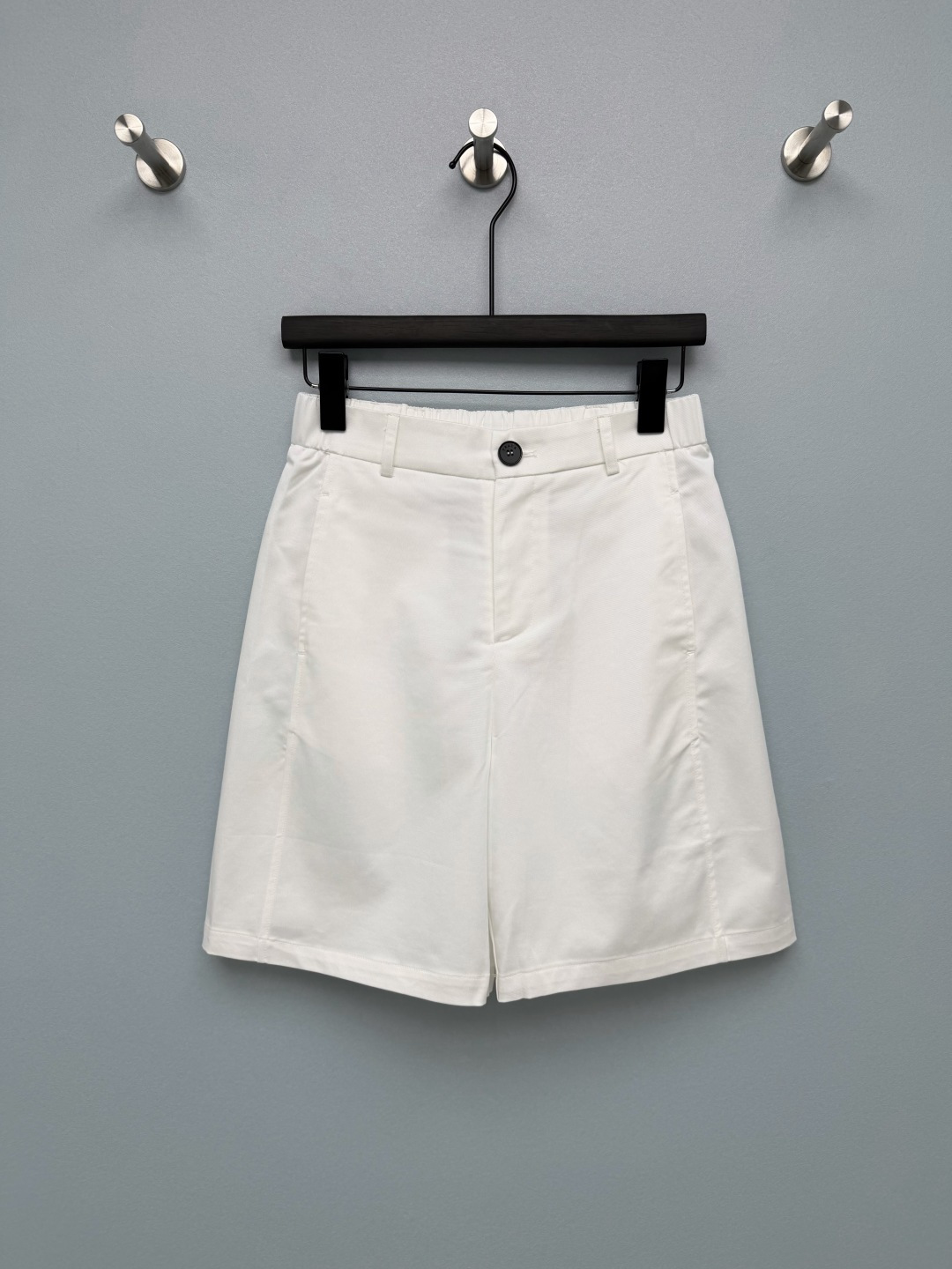 NO:859361,PRAD*26's new classic triangular logo casual suit shorts have a neat mid-length cut, which can easily hide the thigh muscles and transform into cartoon legs in seconds. The high waist design + elastic back waist make it super easy to put on and take off. They don't tighten the waist and don't flatter your figure. The triangle logo pocket on the back is the finishing touch. It is low-key and recognizable. Both black and white are super versatile!  The white is refreshing and clean, and is suitable for matching with T-shirts and shirts. The navy blue is calm and elegant, and it is also very elegant when worn for commuting. It is very suitable whether worn with sports shoes, sandals or small leather shoes. Even a lazy person can easily create a simple and high-end look when going out!  2 colors and 3 codes SML, Prada-clothing, prada, prada, sandals, sneakers, shorts, shirts, tees, t-shirt, business suit,19860909PRAD*26新款经典三角标休闲西装短裤利落的中长款剪裁,轻松藏住大腿肉肉,秒变漫画腿,高腰设计+后腰松紧,穿脱超方便,不勒腰不挑身材,后侧的三角标口袋是点睛之笔,低调又有辨识度,黑白两色都超百搭！ 白色清爽干净,搭配T恤、衬衫都很合适 藏蓝色沉稳大气,通勤穿也超显气质不管是搭运动鞋、凉鞋还是小皮鞋都超合适,懒人一套出门也能轻松打造简约高级感！2色3码SML,普拉达-服装,prada,prada,sandals,sneakers,shorts,shirts,tees，t-shirt,business suit,,Women's clothing