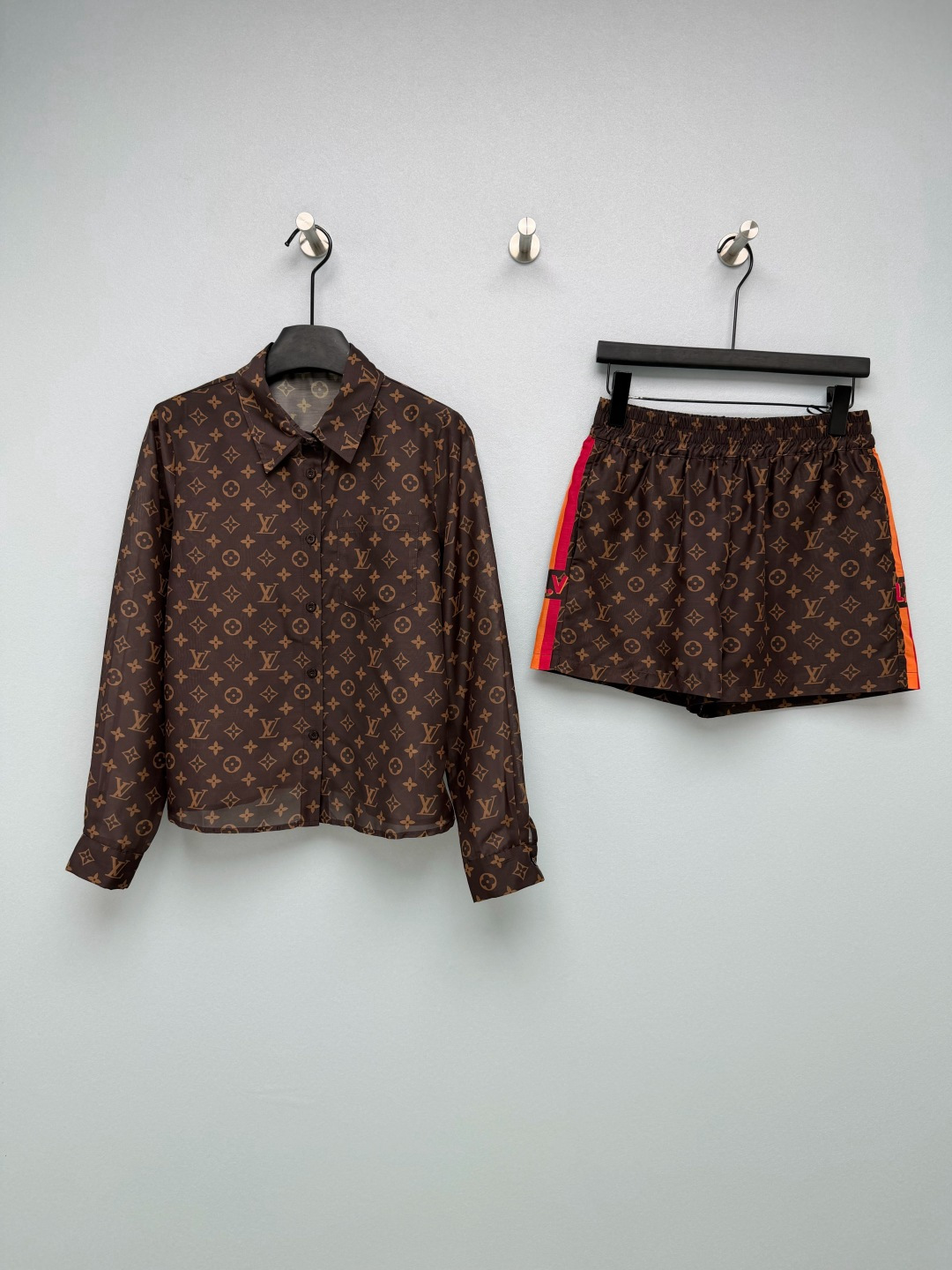 NO:859404,Louis Vuitto*26 new suit. Combination of shirt and shorts. The classic Monogram presbyopia has a low-key luxury feeling, retro and attractive. The shirt is made of light and slightly transparent fabric. It can protect you from the sun in summer without being sweaty. It is refreshing when worn alone. It is also suitable as a sun protection jacket. The high-waisted elastic design of the shorts makes it easy to put on and take off without picking the waist. The contrasting stripes on the side add a sense of fashion. Lazy people don’t have to worry about matching when going out. You can get one set directly.  Lazy and trendy ceiling for summer!  Solid color size 3 SML,Louis Vuitton-clothing,louis vuitton,louis vuitton,shorts,jackets & coats,shirts,19860909Louis Vuitto*26新款套装 衬衣短裤的组合 经典的Monogram老花,自带低调奢华感,复古又耐看,衬衫是轻薄微透的面料,夏天穿既能防晒又不会闷汗,单穿清爽,当防晒外套也超合适,短裤的高腰松紧设计,不挑腰围,穿脱超方便 侧边的撞色条纹拼接,直接把时髦感拉满 懒人出门不用费脑搭配,一套直接搞定 夏日懒人时髦天花板！单色3码SML,路易威登-服装,louis vuitton,louis vuitton,shorts,jackets & coats,shirts,,Women's clothing