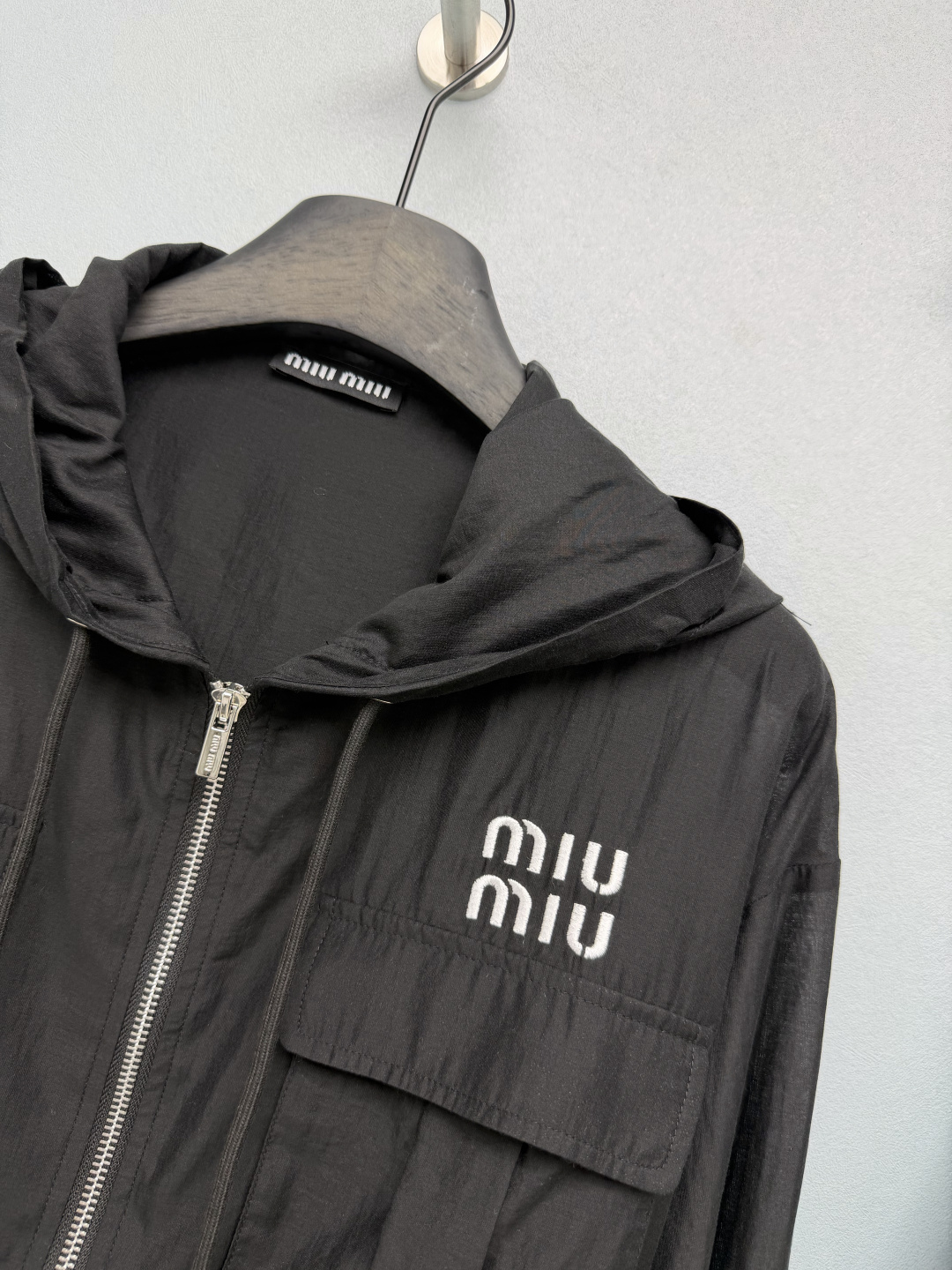 🔥🔥Miumi*26新款套装 整套出 上衣为短款露腰剪裁+下摆抽绳设计，轻松优化身材比例，胸前刺绣log
