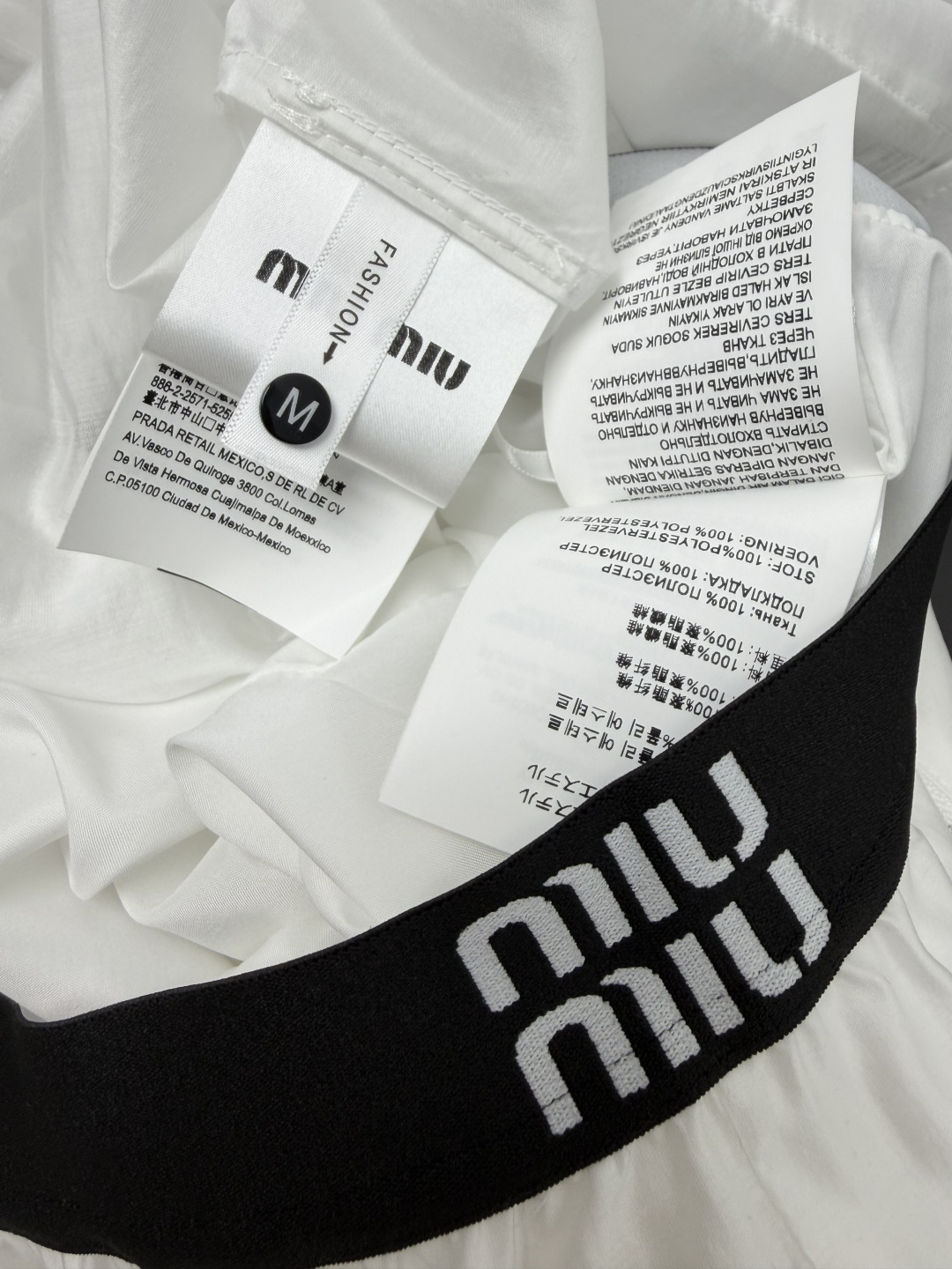 🔥🔥Miumi*26新款套装 整套出 上衣为短款露腰剪裁+下摆抽绳设计，轻松优化身材比例，胸前刺绣log