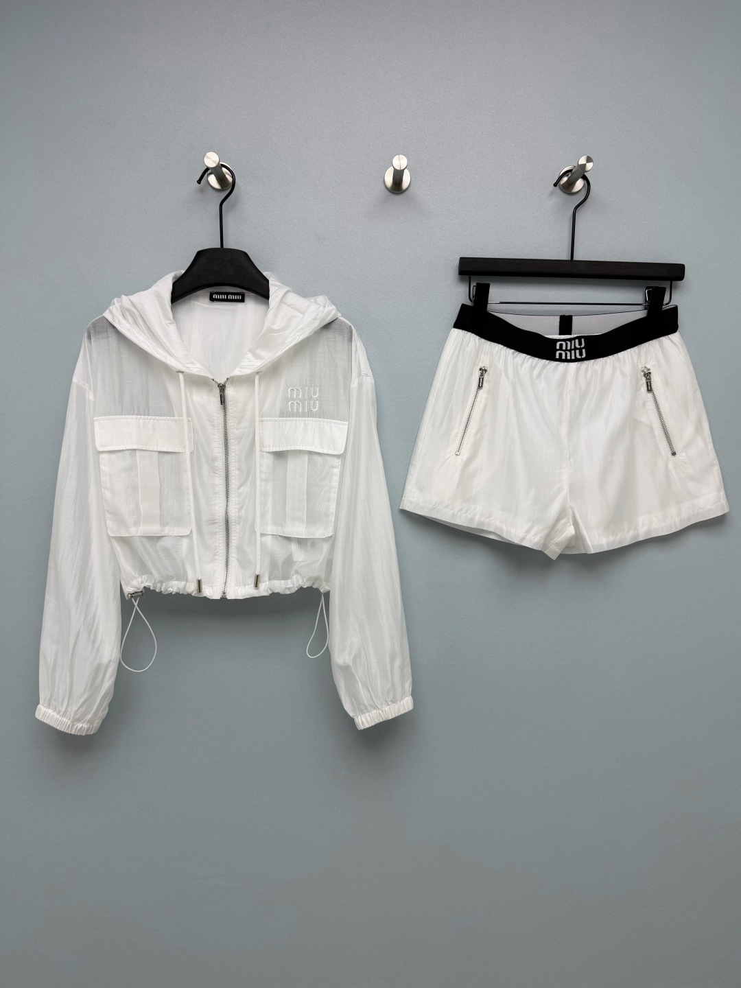 NO:859444,Miumi*26 new suit is out in its entirety. The top is a short waist-cut cut + hem drawstring design, which can easily optimize body proportions. The embroidered logo on the chest + large work pockets give it a sweet and cool feel; the translucent and light fabric has both sun protection and breathability properties, making it refreshing and not stuffy to wear in summer. The contrasting color wide logo waistband is self-recognizable, and the high-waist design lengthens the leg line!  2 colors and 3 codes SML, Miu Miu-clothing, miumiu,19860909Miumi*26新款套装 整套出 上衣为短款露腰剪裁+下摆抽绳设计,轻松优化身材比例,胸前刺绣logo+工装大口袋,甜酷感拉满；半透明轻薄面料兼具防晒与透气属性,夏天穿也清爽不闷,撞色宽边logo腰头,自带辨识度,同时高腰设计拉长腿线！2色3码SML,缪缪-服装,miumiu,,Women's clothing
