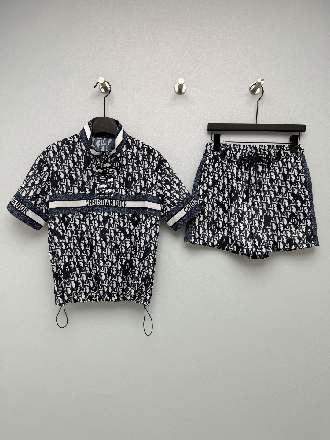 NO:859359,DIO*26 new classic presbyopia casual suit!  A fashionable tool for lazy people in summer!  Half-high collar zipper design, neat and a little cool, drawstring design at the hem, the elasticity can be adjusted freely, elastic waist + drawstring design, no need to pick the waistline, the letter webbing on the side echoes the top, the brand lettering webbing on the chest and cuffs, low-key and recognizable, full of details. Single color size 3, Dior-clothing, dior, dior,19860909DIO*26新款经典老花休闲套装！夏日懒人时髦神器！半高领拉链设计,利落又带点小酷感,下摆抽绳设计,可自由调节松紧,松紧腰+抽绳设计,不挑腰围,侧边字母织带呼应上衣,胸前和袖口的品牌字母织带,低调又有辨识度,细节拉满 单色3码,迪奥-服装,dior,dior,,Women's clothing