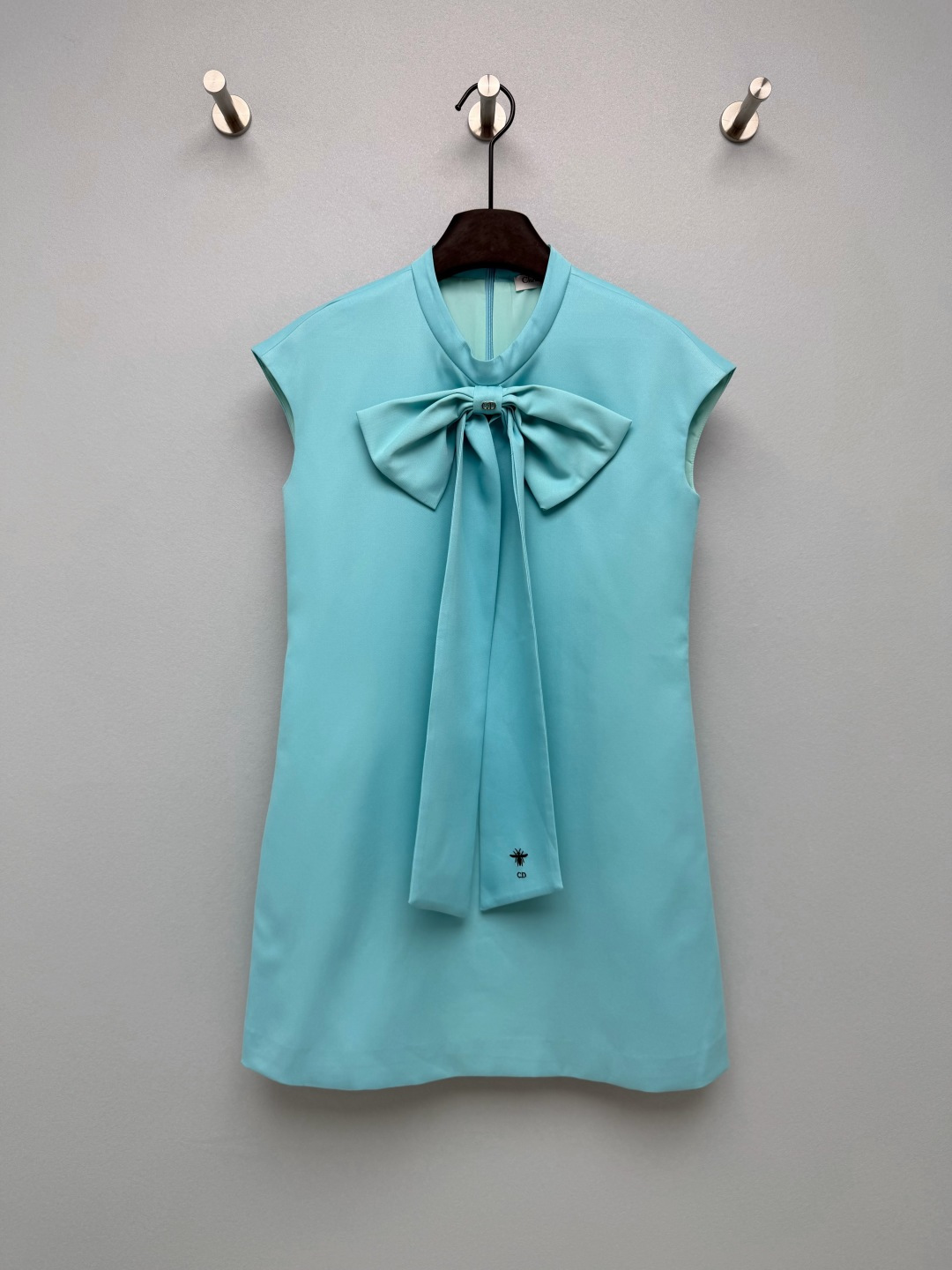 NO:859446,Dio*26 new tank top dress. The low saturation mint blue comes with a gentle filter. It also looks super white when worn on yellow skin.  , the large bow design on the neckline brings a sense of elegance and nobility, and the embroidery details at the end of the ribbon are too exquisite. The straight A-line version can easily hide the waist and abdominal muscles. It is very tolerant to the figure. The shoulder-covering and sleeveless design can also cover the muscles of the arms. It is friendly to all shoulder types. The gentle and noble feeling directly fills the monochrome size 3 SML. Dior-clothing, dior, dior, skirts,19860909Dio*26新款背心裙 低饱和的薄荷蓝自带温柔滤镜,黄皮穿也超显白 ,领口的大蝴蝶结设计,自带优雅贵气感,飘带末端的刺绣细节也太精致了,直筒A字版型,轻松藏住腰腹肉肉,对身材包容度超高,盖肩无袖的设计,还能遮住手臂拜拜肉,对各种肩型都很友好,温柔贵气感直接拉满单色3码SML,迪奥-服装,dior,dior,skirts,,Women's clothing