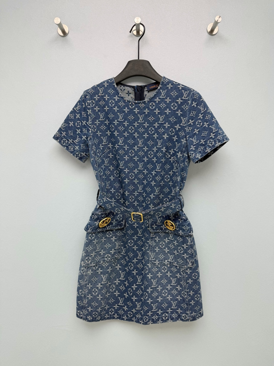 NO:859383,Louis Vuitto*26 new presbyopic denim waist dress. Classic Monogram presbyopia, with its own low-key luxury, cool and expensive. The waist + A-line skirt design can easily hide the waist and abdomen. The built-in belt and anchor metal buckle details, the texture is directly full, and the retro feeling is absolutely perfect. It really welds the retro extravagance to the body!  !  Solid color size 3 SML,Louis Vuitton-clothing,louis vuitton,louis vuitton,skirts,19860909Louis Vuitto*26新款老花牛仔收腰连衣裙 经典的Monogram老花,自带低调奢华感,又酷又贵,收腰+A字裙摆的设计,轻松藏住腰腹肉肉,自带的腰带和船锚金属扣细节,质感直接拉满,复古感绝了 真的把复古贵气焊在身上了！！单色3码SML,路易威登-服装,louis vuitton,louis vuitton,skirts,,Women's clothing