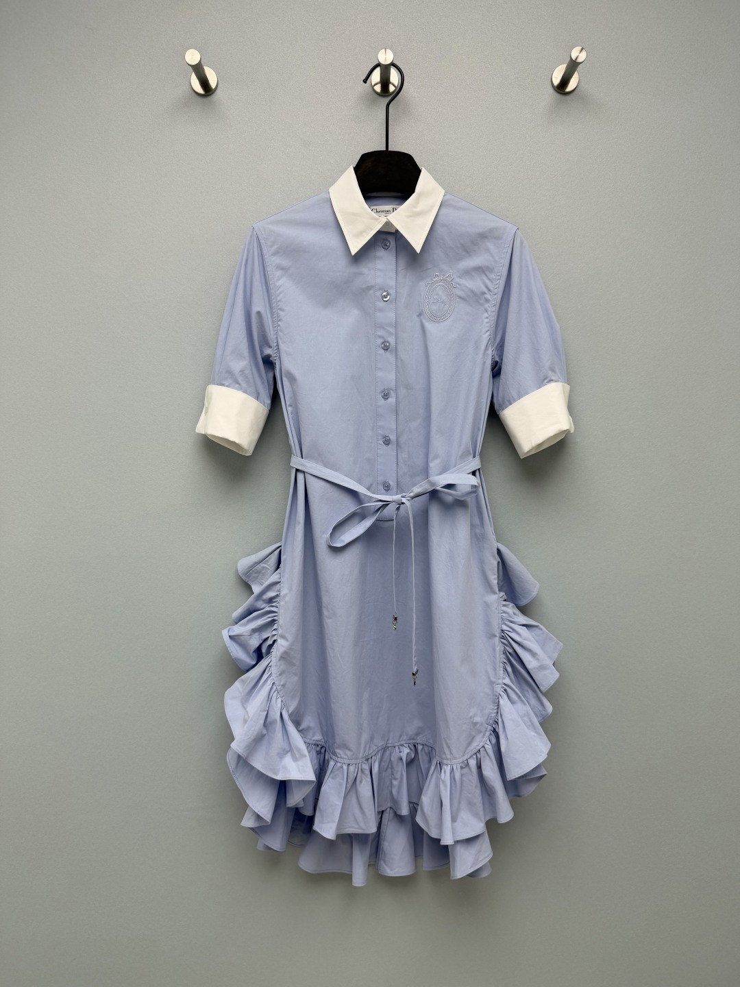 NO:859427,DIO*26 new shirt-style ruffle dress, gentle and age-reducing~ The light blue + white color scheme has a fresh college feel, and the yellow leather is also super white when worn. The shirt lapel + contrasting cuffs give it a neat and playful atmosphere. A belt of the same color instantly optimizes the body proportions. The multi-layered ruffle design on the hem is smart and playful, and can also hide the crotch flesh. The embroidered badge details on the chest are low-key and recognizable!  Single color code 3 SML, Dior-clothing, dior, dior, skirts, shirts,19860909DIO*26新款衬衫式荷叶边连衣裙 温柔减龄款~ 浅蓝+白的配色自带清新学院感,黄皮穿也超显白,衬衫翻领+撞色袖口,自带利落又俏皮的氛围.同色系腰带一系,瞬间优化身材比例,下摆的多层荷叶边设计,灵动又俏皮,还能藏住胯部肉肉,胸口的刺绣徽章细节,低调又有辨识度！单色3码SML,迪奥-服装,dior,dior,skirts,shirts,,Women's clothing