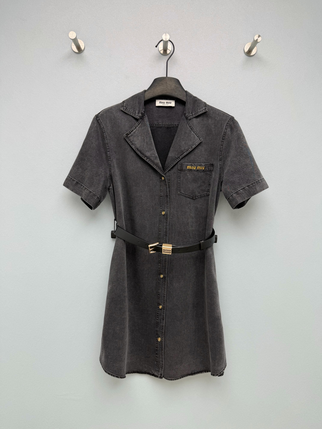 NO:859384,Miumi*26 new denim dress. Neat suit lapels + shirt-style tailoring, with a cool and sweet atmosphere. The built-in brand belt instantly optimizes the body proportions and changes your body proportions in seconds. The yellow embroidered LOGO on the chest pocket directly adds a sense of detail. Both denim colors are superb!  The light blue wash is fresh and age-reducing, and has a Korean sweet girl feel. The charcoal black is old and cool, making it look slimmer. With a baseball cap, you can look like an American hot girl. This denim dress really welds retro sweetness and coolness to your body!  2 colors and 3 codes SML, Miumiu-clothing, miumiu, skirts, shirts, business suit, hats,19860909Miumi*26新款牛仔连衣裙 利落的西装翻领+衬衫式剪裁,自带又酷又甜的氛围感 自带的品牌腰带,一系瞬间优化身材比例,秒变三七分 ,胸口口袋的黄色刺绣LOGO,细节感直接拉满 两种牛仔色都超绝！浅蓝水洗清新减龄,自带韩系甜妹感 ,炭黑做旧酷飒显瘦,搭个棒球帽就是美式辣妹,这条牛仔连衣裙真的把复古甜酷焊在身上了！2色3码SML,缪缪-服装,miumiu,skirts,shirts,business suit,hats,,Women's clothing