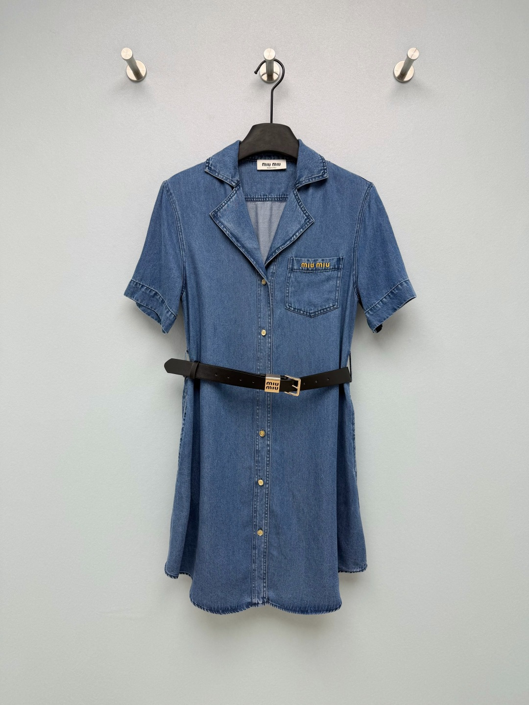NO:859406,Miumi*26 new denim dress. Neat suit lapels + shirt-style tailoring, with a cool and sweet atmosphere. The built-in brand belt instantly optimizes the body proportions and changes your body proportions in seconds. The yellow embroidered LOGO on the chest pocket directly adds a sense of detail. Both denim colors are superb!  The light blue wash is fresh and age-reducing, and has a Korean sweet girl feel. The charcoal black is old and cool, making it look slimmer. With a baseball cap, you can look like an American hot girl. This denim dress really welds retro sweetness and coolness to your body!  2 colors and 3 codes SML, Miumiu-clothing, miumiu, skirts, shirts, business suit, hats,19860909Miumi*26新款牛仔连衣裙 利落的西装翻领+衬衫式剪裁,自带又酷又甜的氛围感 自带的品牌腰带,一系瞬间优化身材比例,秒变三七分 ,胸口口袋的黄色刺绣LOGO,细节感直接拉满 两种牛仔色都超绝！浅蓝水洗清新减龄,自带韩系甜妹感 ,炭黑做旧酷飒显瘦,搭个棒球帽就是美式辣妹,这条牛仔连衣裙真的把复古甜酷焊在身上了！2色3码SML,缪缪-服装,miumiu,skirts,shirts,business suit,hats,,Women's clothing