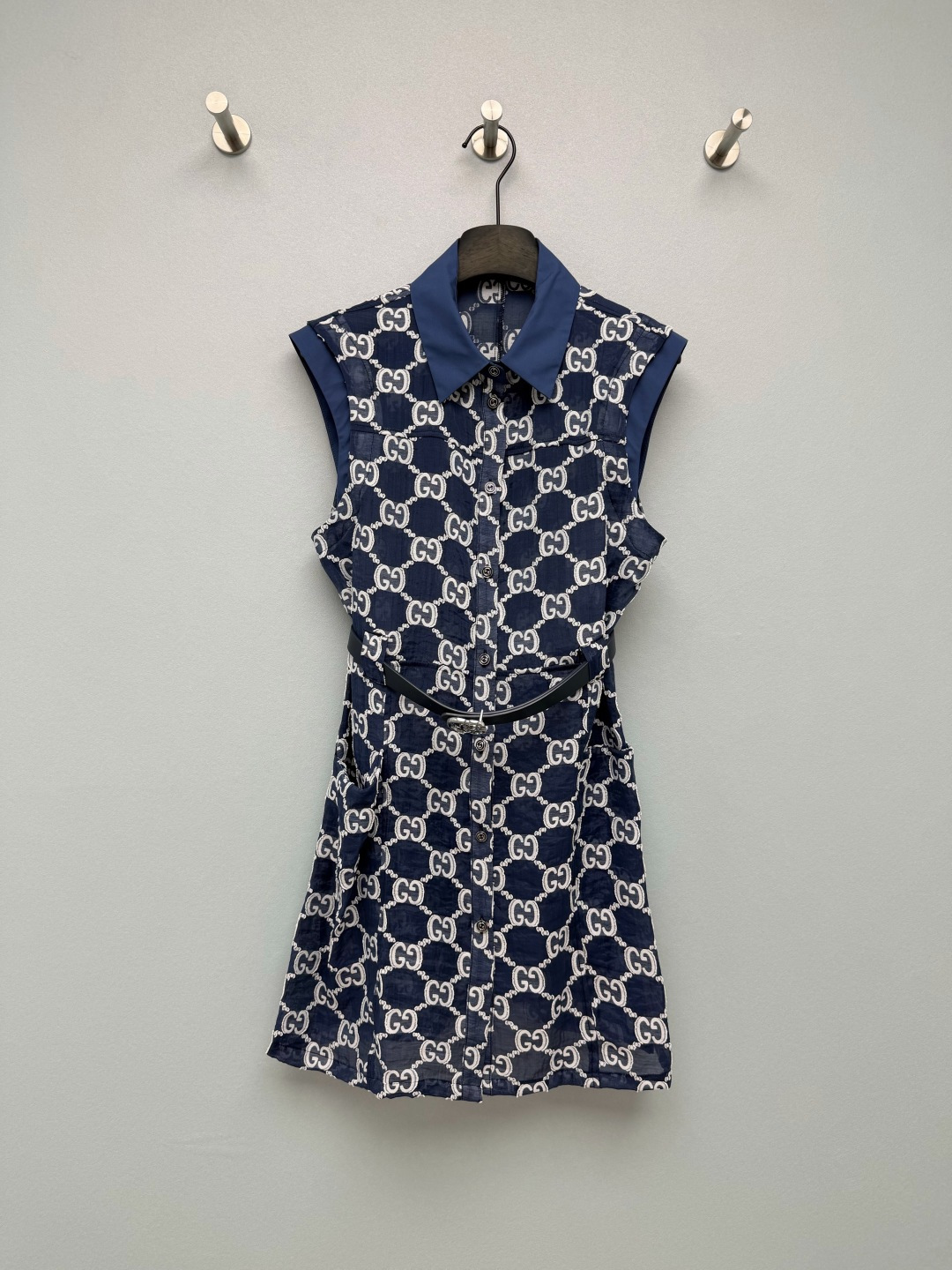 NO:859338,GUCC*26 new jacquard vest dress  It adopts the brand's iconic double G jacquard technology and is available in two colors. The printing has a three-dimensional effect, which is low-key and full of brand recognition. The upper body has a sense of elegance, which is a timeless classic design. The lapel + sleeveless design reveals the exquisite shoulder and neck lines; the metal button design in the front is retro and refined; the same color double G metal belt  , easily outlines the waistline and optimizes body proportions; the large A-line skirt hides the flesh and shows height, and can be easily controlled by a pear-shaped figure. The jacquard fabric has its own texture, soft to the touch and skin-friendly; the metal buttons have logos, full of details; the pocket design on both sides increases practicality, and the black and white contrasting collar design adds a sense of hierarchy!  2 colors and 3 codes SML,Gucci-clothing,gucci,gucci,skirts,19860909GUCC*26新款提花马甲背心裙 采用品牌标志性的双G提花工艺,两色可选,印花自带立体感,低调又充满品牌辨识度,上身自带贵气感,是永不过时的经典设计.翻领+无袖设计,露出精致肩颈线条；前中金属纽扣设计,复古又精致；同色系双G金属腰带,轻松勾勒腰线,优化身材比例；A字大裙摆藏肉又显高,梨形身材也能轻松驾驭.提花面料自带肌理感,触感柔软亲肤；金属纽扣带有Logo标识,细节感拉满；两侧口袋设计增加实用性,黑白撞色领边设计,增加层次感！2色3码 SML,古驰-服装,gucci,gucci,skirts,,Women's clothing