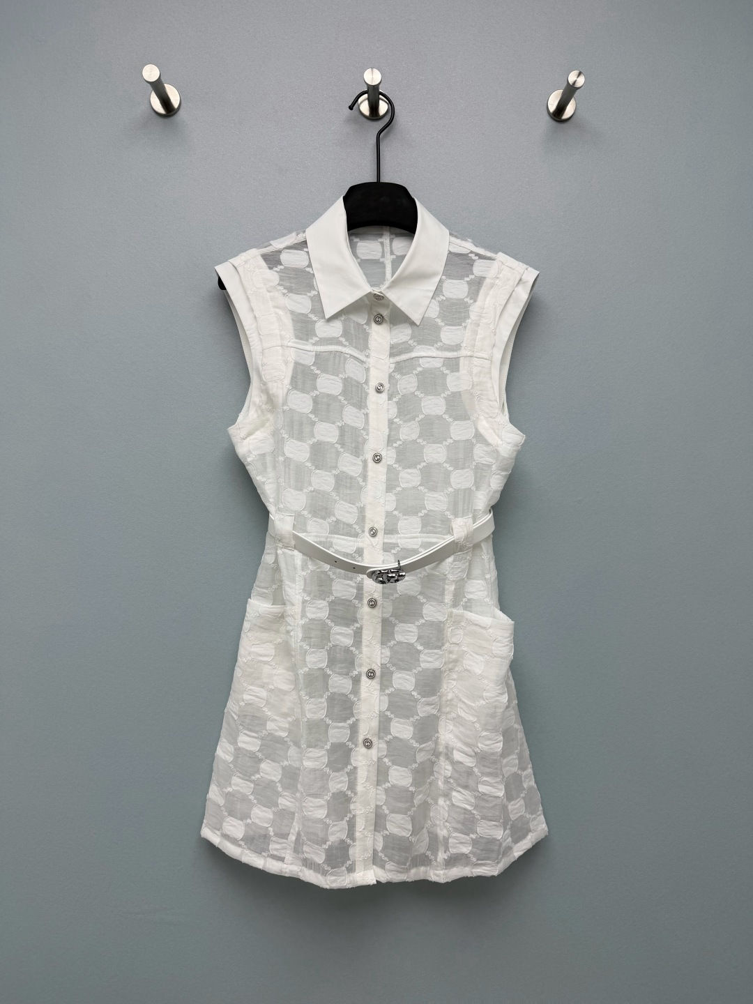 NO:859360,GUCC*26 new jacquard vest dress  It adopts the brand's iconic double G jacquard technology and is available in two colors. The printing has a three-dimensional effect, which is low-key and full of brand recognition. The upper body has a sense of elegance, which is a timeless classic design. The lapel + sleeveless design reveals the exquisite shoulder and neck lines; the metal button design in the front is retro and refined; the same color double G metal belt  , easily outlines the waistline and optimizes body proportions; the large A-line skirt hides the flesh and shows height, and can be easily controlled by a pear-shaped figure. The jacquard fabric has its own texture, soft to the touch and skin-friendly; the metal buttons have logos, full of details; the pocket design on both sides increases practicality, and the black and white contrasting collar design adds a sense of hierarchy!  2 colors and 3 codes SML,Gucci-clothing,gucci,gucci,skirts,19860909GUCC*26新款提花马甲背心裙 采用品牌标志性的双G提花工艺,两色可选,印花自带立体感,低调又充满品牌辨识度,上身自带贵气感,是永不过时的经典设计.翻领+无袖设计,露出精致肩颈线条；前中金属纽扣设计,复古又精致；同色系双G金属腰带,轻松勾勒腰线,优化身材比例；A字大裙摆藏肉又显高,梨形身材也能轻松驾驭.提花面料自带肌理感,触感柔软亲肤；金属纽扣带有Logo标识,细节感拉满；两侧口袋设计增加实用性,黑白撞色领边设计,增加层次感！2色3码 SML,古驰-服装,gucci,gucci,skirts,,Women's clothing
