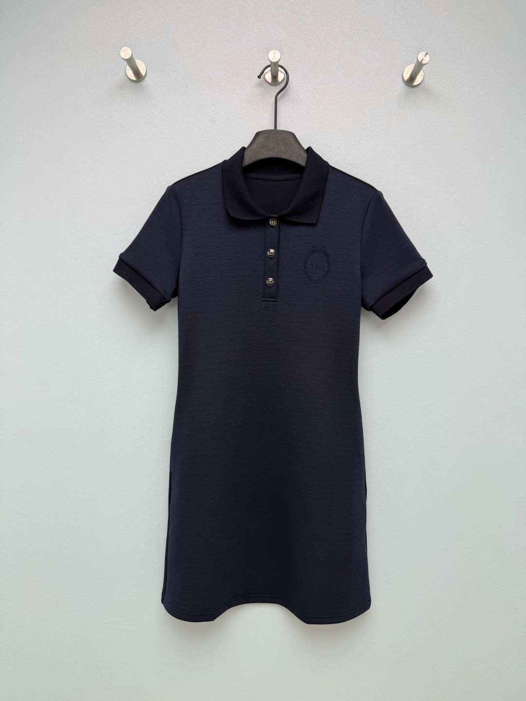 NO:859291,DIO*26 new Polo dress. The brand logo pattern is embroidered on the chest. The neat Polo lapel has a college age-reduction feel. The H-shaped version is not flattering on the figure. The CD button on the placket and the embroidered badge on the chest are full of details. The refreshing short-sleeved cut is not sweaty at all in summer. Both black and white are super versatile!  The white color is refreshing and clean. Paired with white shoes, it looks like a Korean style sweet girl. Navy blue is calm and elegant. It is also very elegant when worn for commuting!  Classic Polo lapel + half placket metal button design, with a retro college feel. 2 colors and 3 sizes SML, Dior-clothing, dior, dior, skirts, T-shirt,19860909DIO*26新款Polo连衣裙 胸口的品牌标志图案刺绣 利落的Polo翻领自带学院减龄感,H型版型不挑身材,门襟的CD纽扣和胸口刺绣徽章,细节感直接拉满,清爽的短袖剪裁,夏天穿也完全不闷汗 黑白两色都超百搭！白色清爽干净,搭配小白鞋就是韩系甜妹藏蓝色沉稳大气,通勤穿也超显气质！经典的Polo翻领+半开襟金属纽扣设计,自带复古学院感 2色3码SML,迪奥-服装,dior,dior,skirts,T-shirt,,Women's clothing