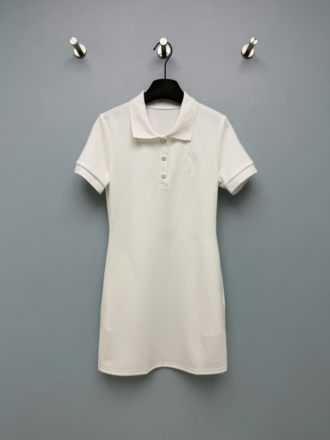 NO:859312,DIO*26 new Polo dress. The brand logo pattern is embroidered on the chest. The neat Polo lapel has a college age-reduction feel. The H-shaped version is not flattering on the figure. The CD button on the placket and the embroidered badge on the chest are full of details. The refreshing short-sleeved cut is not sweaty at all in summer. Both black and white are super versatile!  The white color is refreshing and clean. Paired with white shoes, it looks like a Korean style sweet girl. Navy blue is calm and elegant. It is also very elegant when worn for commuting!  Classic Polo lapel + half placket metal button design, with a retro college feel. 2 colors and 3 sizes SML, Dior-clothing, dior, dior, skirts, T-shirt,19860909DIO*26新款Polo连衣裙 胸口的品牌标志图案刺绣 利落的Polo翻领自带学院减龄感,H型版型不挑身材,门襟的CD纽扣和胸口刺绣徽章,细节感直接拉满,清爽的短袖剪裁,夏天穿也完全不闷汗 黑白两色都超百搭！白色清爽干净,搭配小白鞋就是韩系甜妹藏蓝色沉稳大气,通勤穿也超显气质！经典的Polo翻领+半开襟金属纽扣设计,自带复古学院感 2色3码SML,迪奥-服装,dior,dior,skirts,T-shirt,,Women's clothing