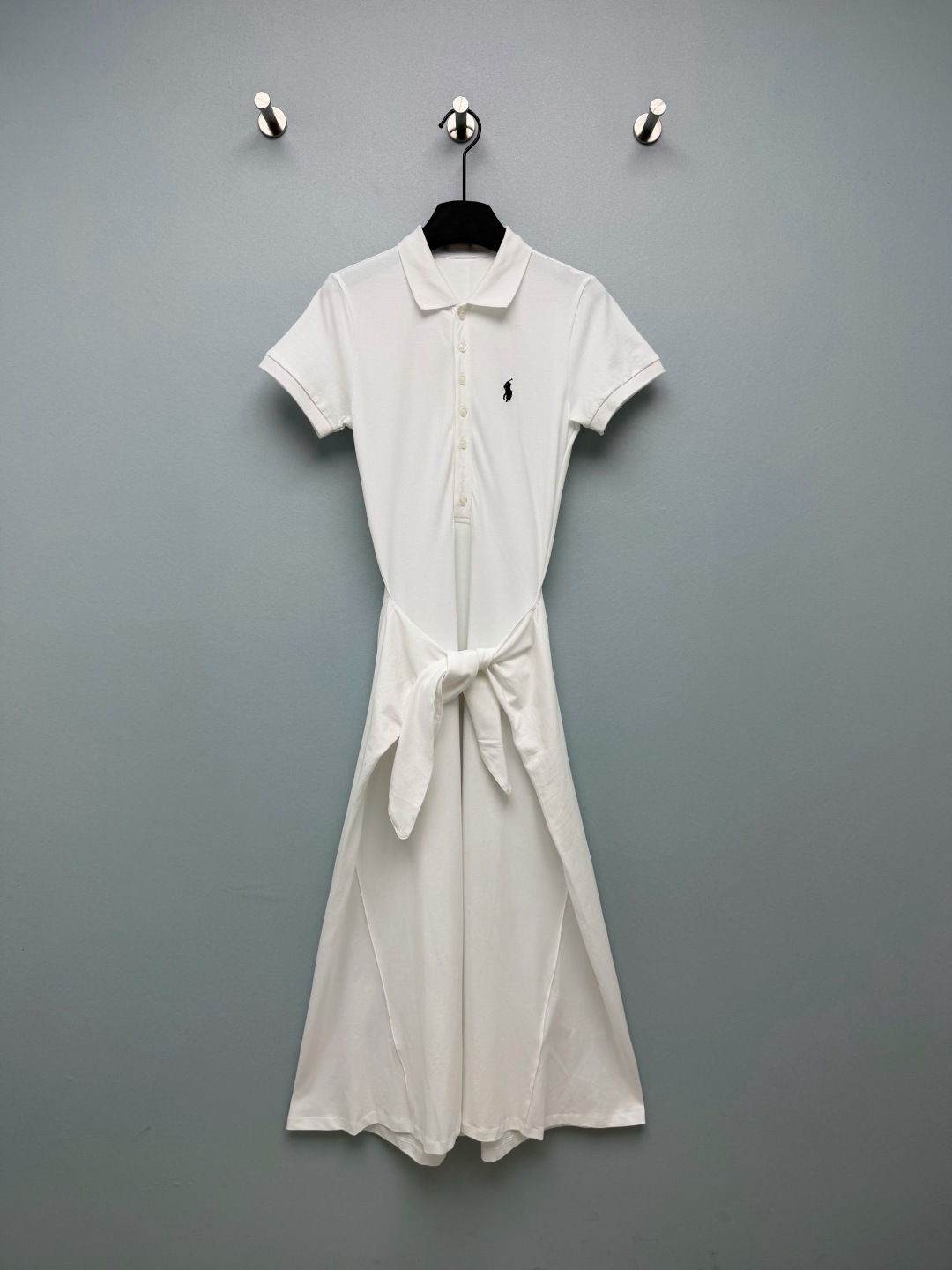 NO:859281,Ralph Laur*n 26 new dress, classic Polo lapel + half placket buttons, with an American college feel. The pony logo embroidery on the chest is low-key and noble, and the details are ecstatic!  The most amazing thing is the strap design at the waist. Just tie it casually to create a small waist. It is not too friendly to pear-shaped figures. The A-line skirt directly hides the fake hip width and small belly. The fabric is soft and waxy cotton. It is not sweaty at all in summer. The pure white is also too clean. The canvas shoes make a girl full of vitality. The lucky shoes with the soundtrack are like a rich daughter. The old money feeling is welded on the body. Monochrome size 3 SML, women's clothing, loro  piana,loafers,skirts,19860909Ralph Laur*n 26新款连衣裙 经典的Polo翻领+半开襟纽扣,自带美式学院那味儿 胸口的小马标刺绣低调又显贵,细节控狂喜！ 最绝的是腰间的绑带设计,随便一系就掐出小蛮腰,对梨形身材不要太友好,A字裙摆直接藏住假胯宽和小肚腩 面料是软软糯糯的棉质,夏天穿完全不闷汗 纯白色也太干净了,搭帆布鞋是元气少女,配乐福鞋就是富家千金,把老钱感焊在身上了单色3码SML,女装,loro piana,loafers,skirts,,Women's clothing