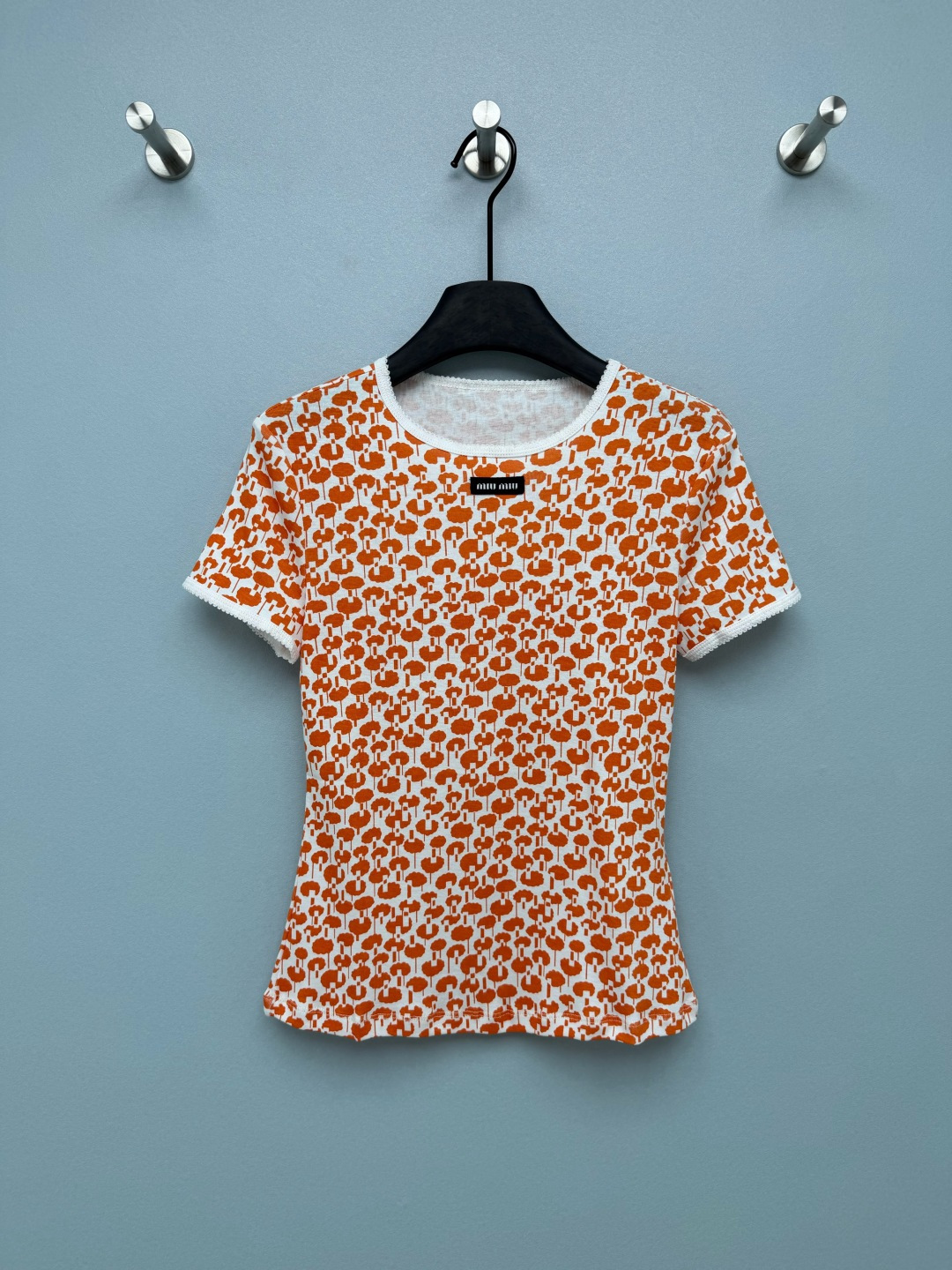 NO:859269,Miumi*26's new short-sleeved T-shirt top with fun tree print pattern has a retro and playful feel, neither clashing nor monotonous. The slim fit easily outlines the waistline. The lace on the collar and cuffs directly adds to the sweet girl atmosphere. The brand woven logo on the chest is low-key and recognizable. Both colors are superb!  The orange-red color is retro and white, with a Korean-style laziness. The avocado green is refreshing and age-reducing. It is super eye-catching in summer. It is perfect whether worn with jeans, skirts or sweatpants. It can easily create a sweet girl atmosphere!  2 colors and 3 codes SML, miumiu-clothing, miumiu, skirts, jeans, T-shirt, tees, t-shirt,19860909Miumi*26新款趣味树木满印图案短袖T恤上衣 自带复古俏皮感,不撞款不单调 修身的版型,轻松勾勒腰线,领口和袖口的蕾丝花边,甜妹氛围感直接拉满 ,胸前的品牌织标,低调又有辨识度,两个配色都超绝！橘红色色复古又显白,自带韩系慵懒感,牛油果绿清爽又减龄,夏天穿超亮眼 不管是搭牛仔裤、半身裙还是运动裤都超合适 能轻松打造甜妹氛围感！2色3码SML,缪缪-服装,miumiu,skirts,jeans,T-shirt,tees，t-shirt,,Women's clothing
